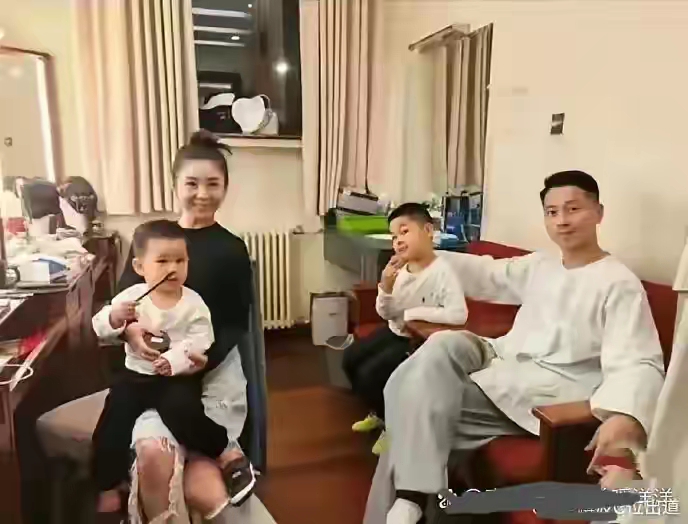 知名演员王雷icon和妻子李小萌icon,两个儿子的合影,妻子李小萌也是