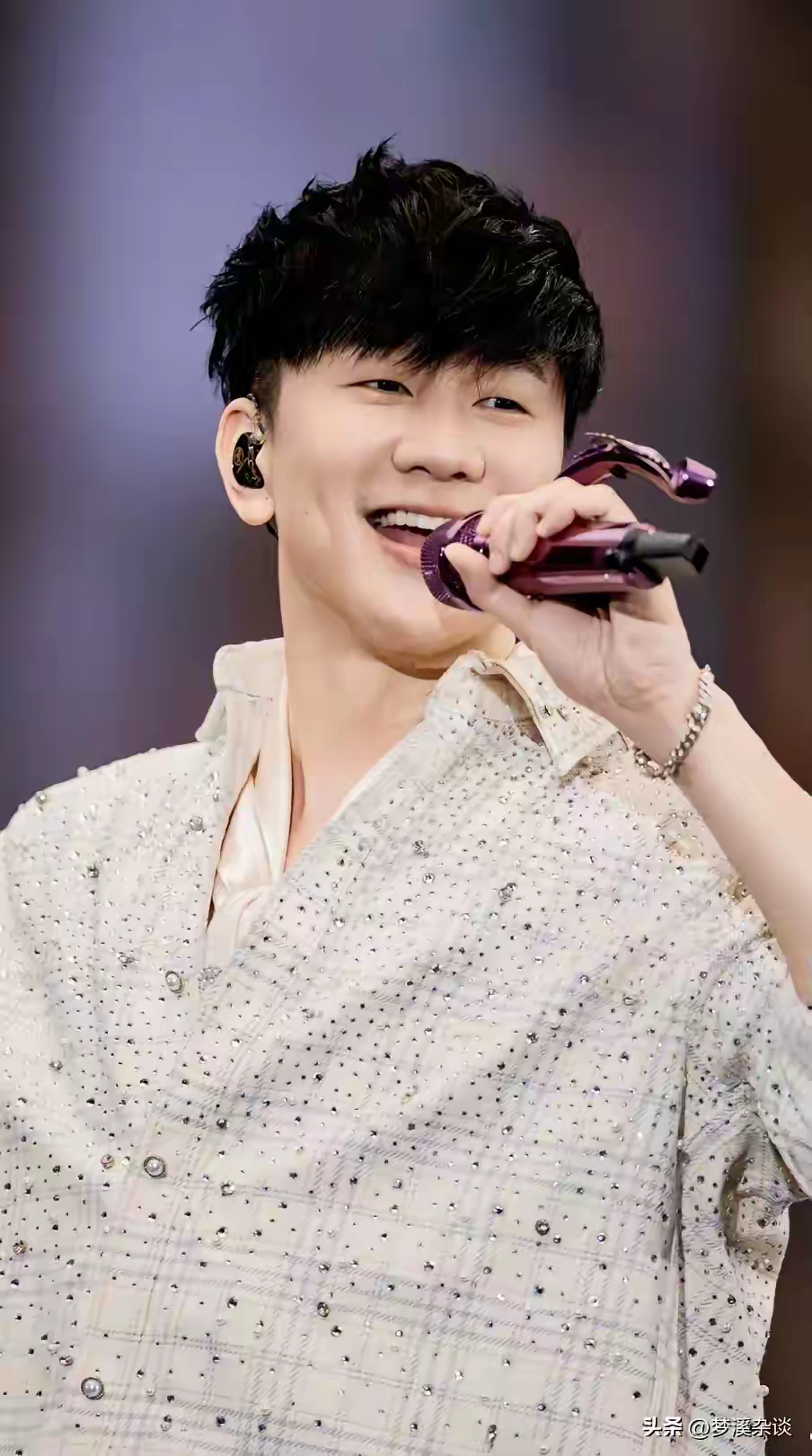 林俊杰icon昨天的演唱会大家看了吗 全场10万人都吓懵了 原因是