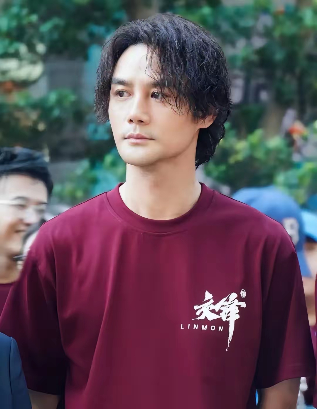 王凯复出面容大改,鼻梁高挺长发蓬松,脸型变宽混血感十足,穿搭松弛