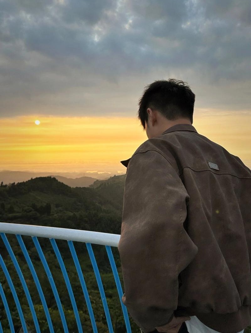 动态连更挑战#一人一景一心情图片男人男生图片背影或侧脸男生背影
