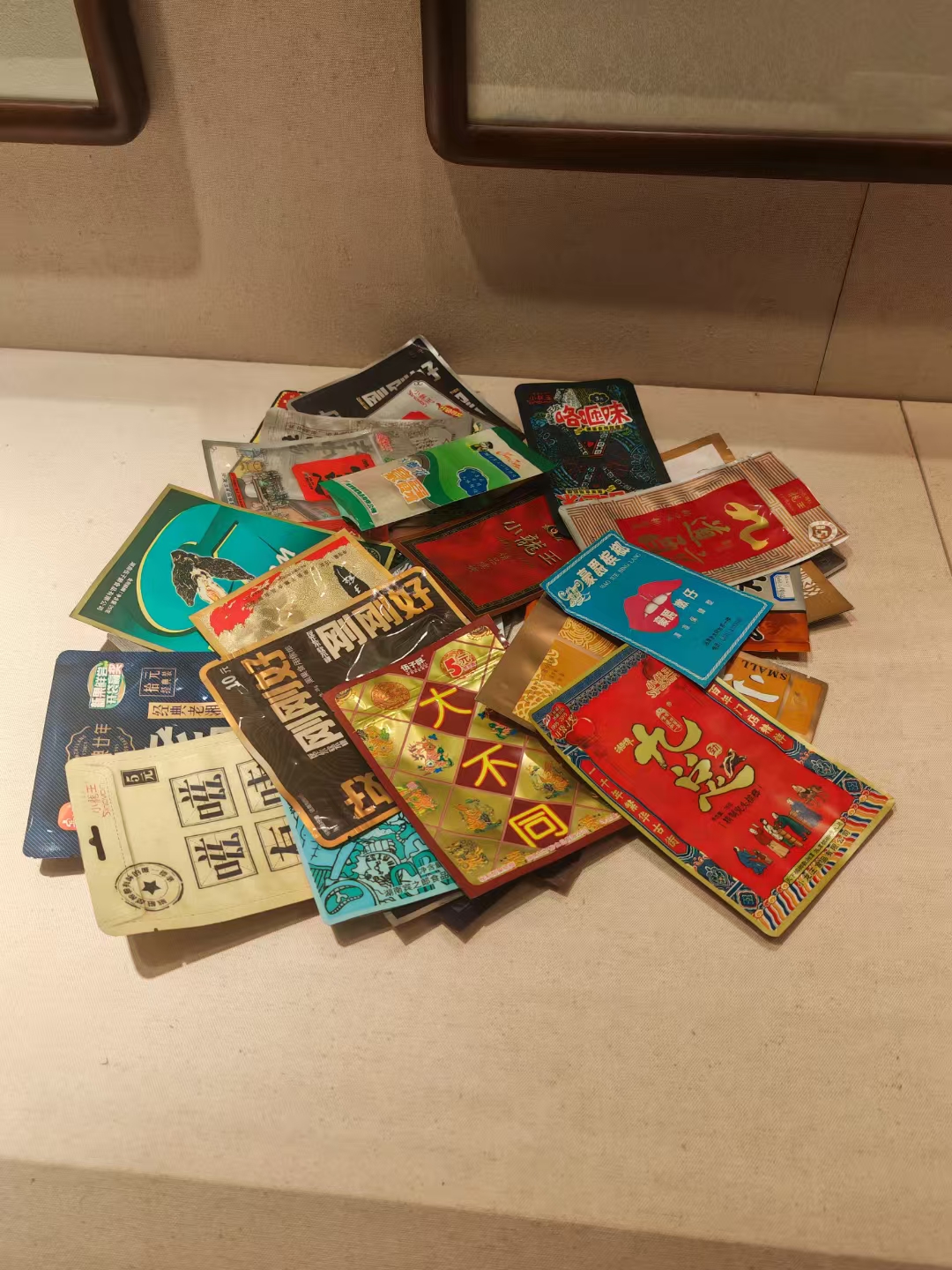 在湘潭市博物馆各种各样的槟榔袋子摆放在非常明显的位置让游客忍