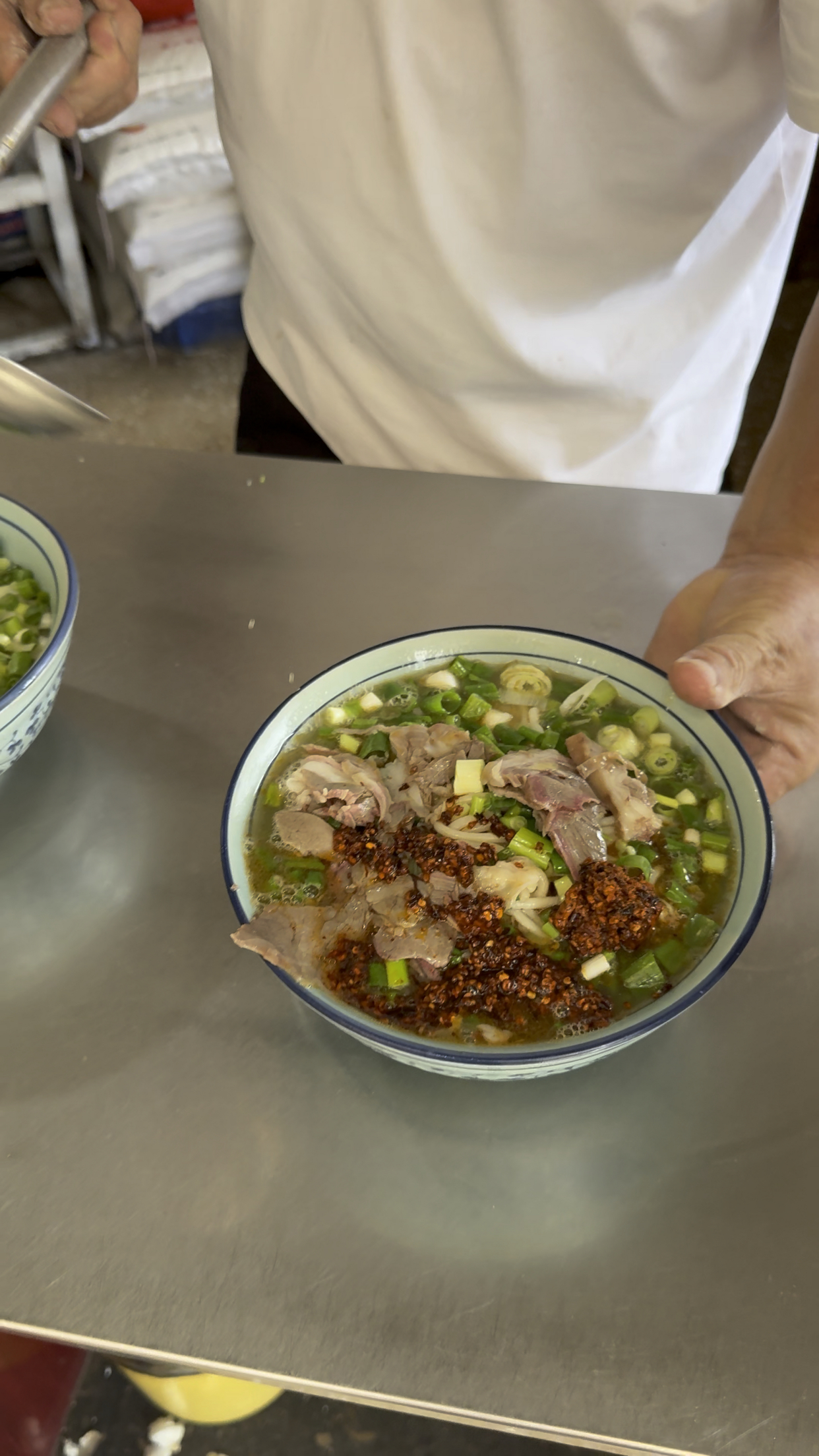 郏县特色美食:饸饹面,羊肉汤,再加上灵魂羊油辣椒,味道美极了