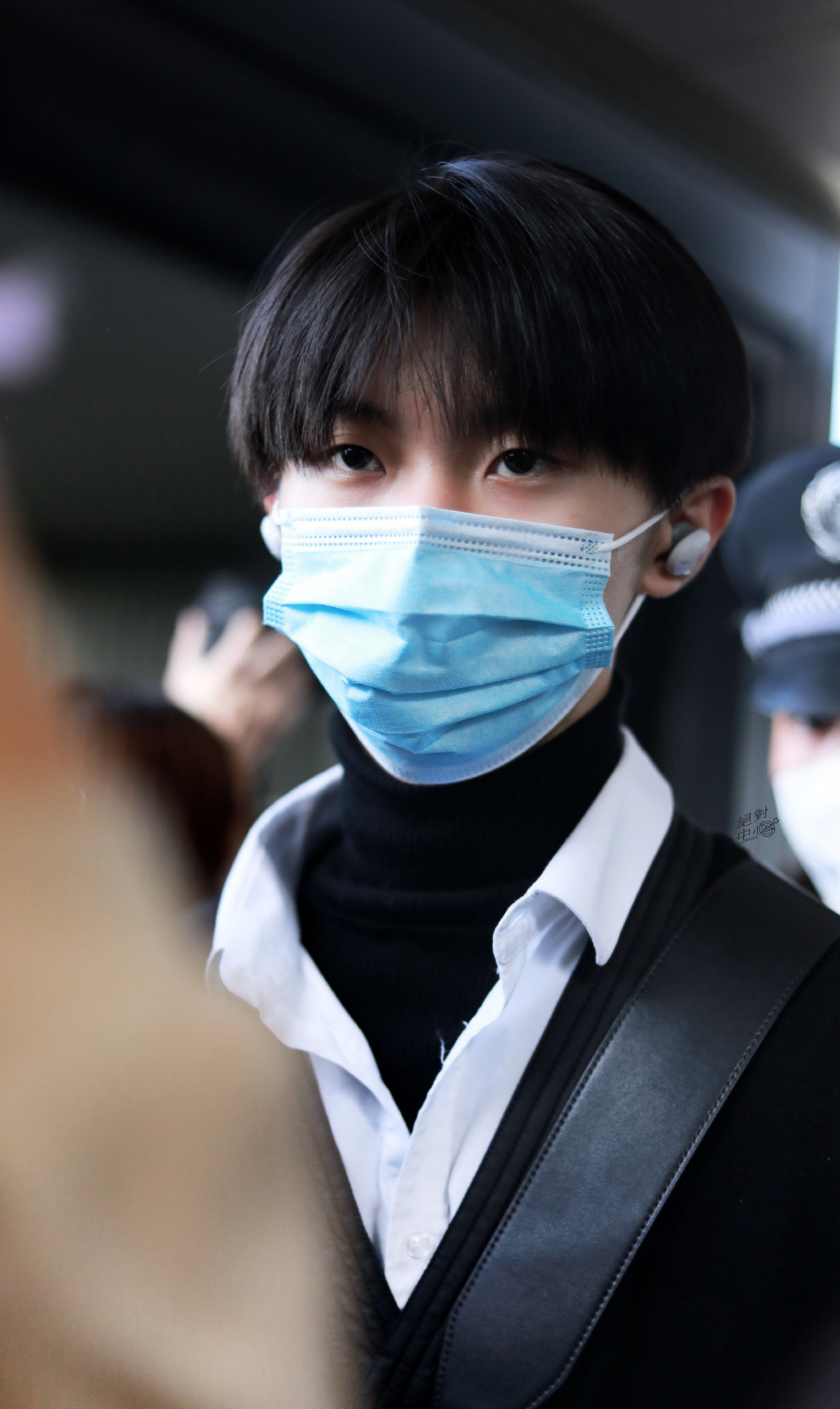 时代少年团队长马嘉祺机场私服,大男孩最爱的全黑穿搭