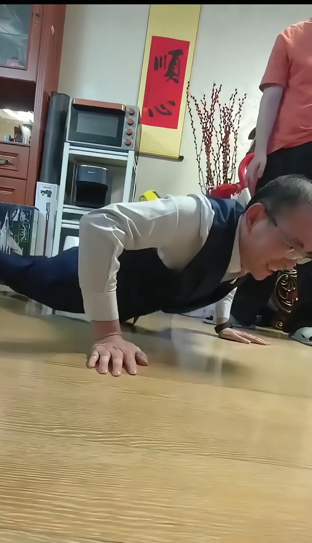 谢爸的小身板儿勉强撑了三个,浩楠一句"老爸你真