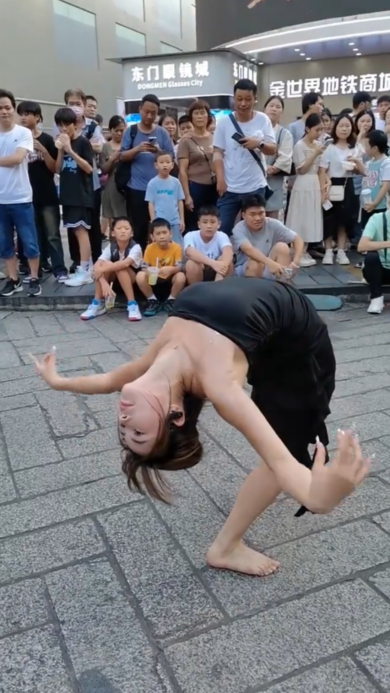 美女表演软骨功,几百男人围观