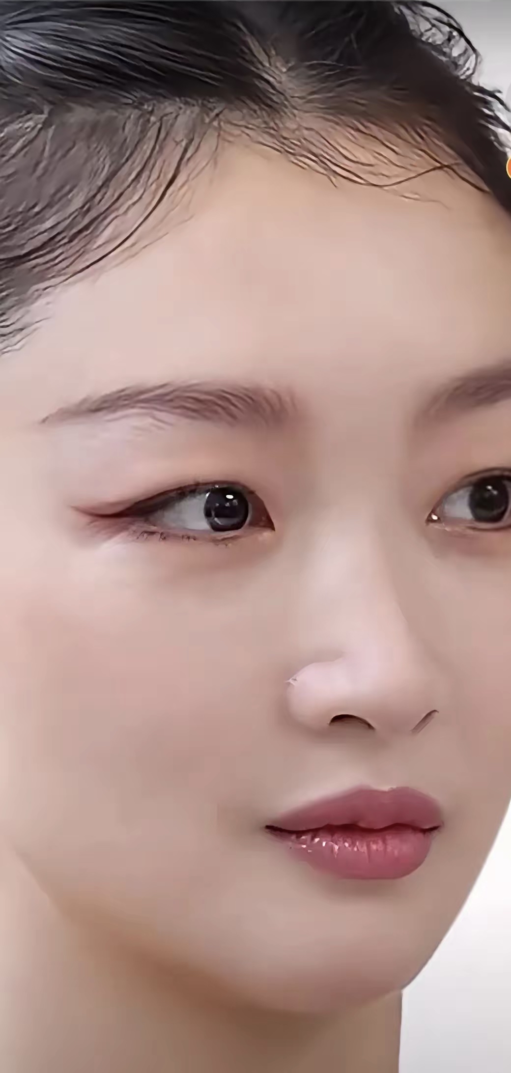 周冬雨这长相,在我看来普普通通,五官没有一处特别出众,扔在人堆里就