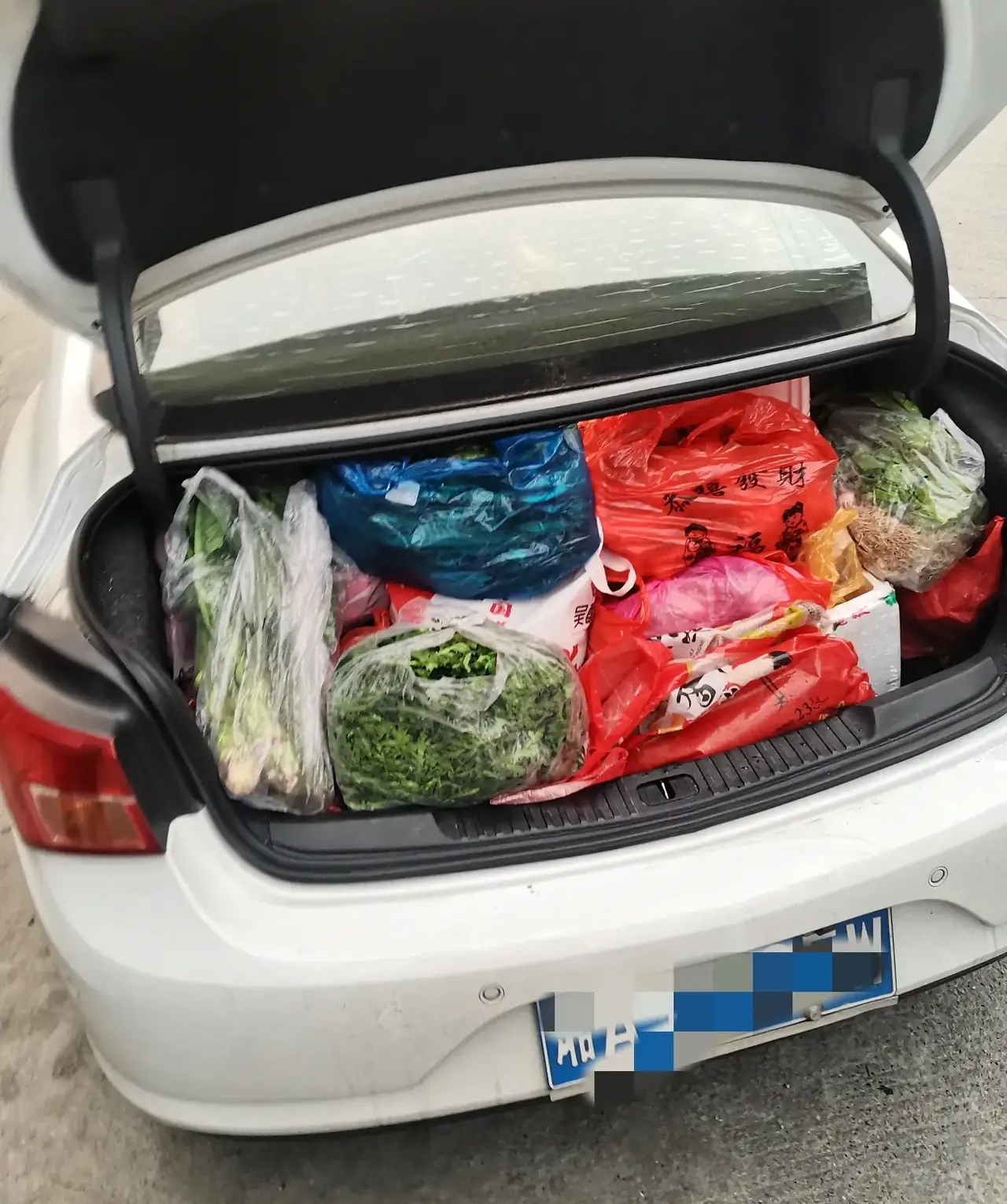 也就是能凑到一谆乩霞 满载而归坐私家车吃零食图片真实一车筐零食