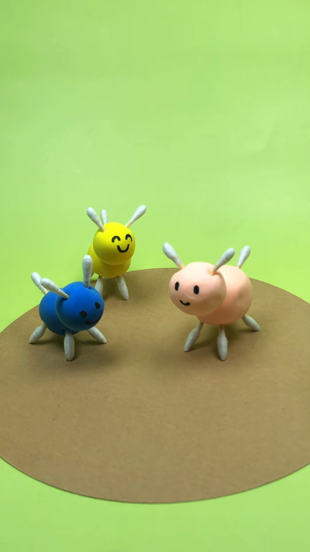 用棉签和彩泥做个可爱的小毛驴,小班的小朋友也能轻松完成哦