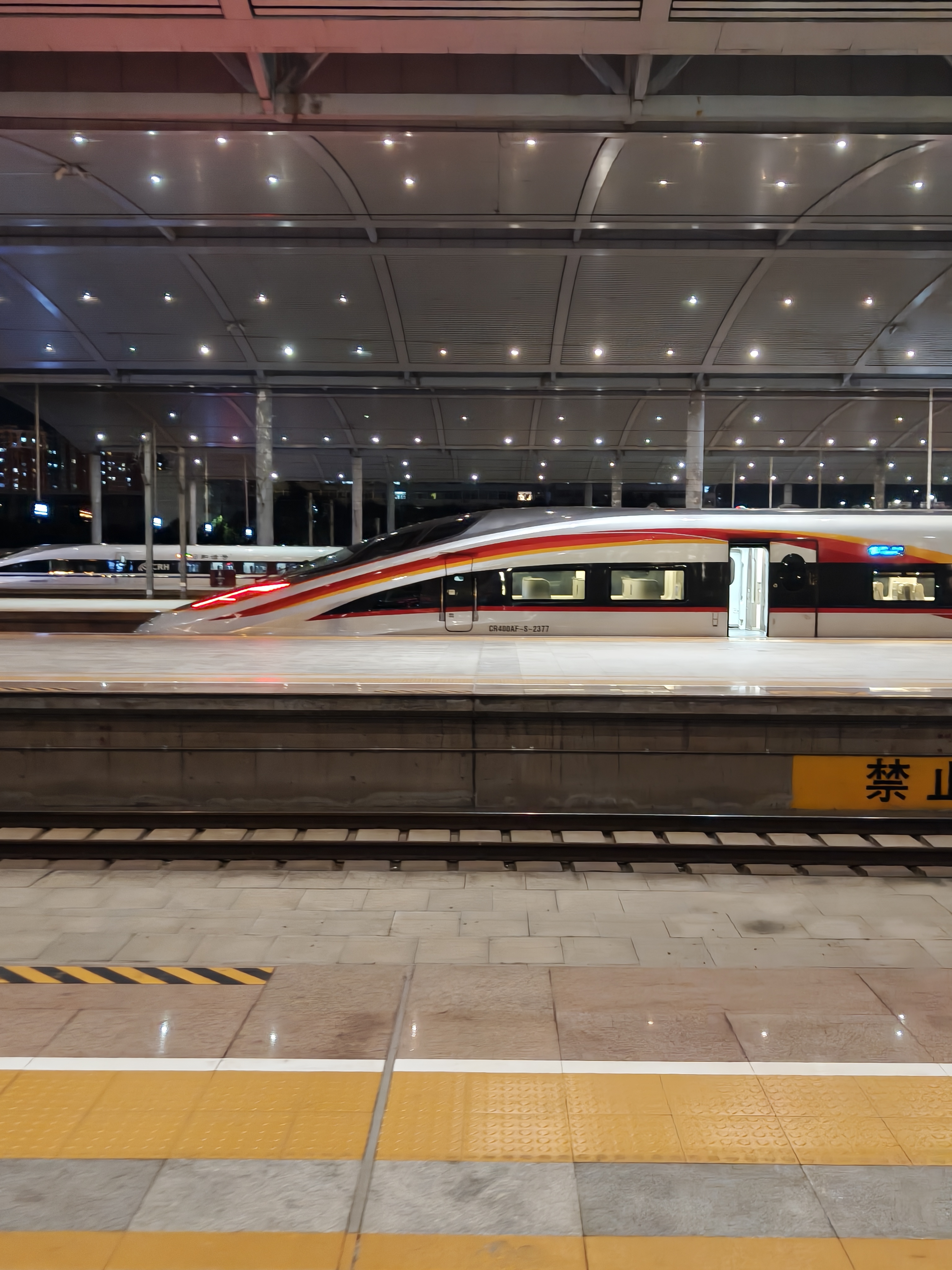 太原南站是一座现代化高铁枢纽,站台规模达10台22线,夜晚灯光璀璨