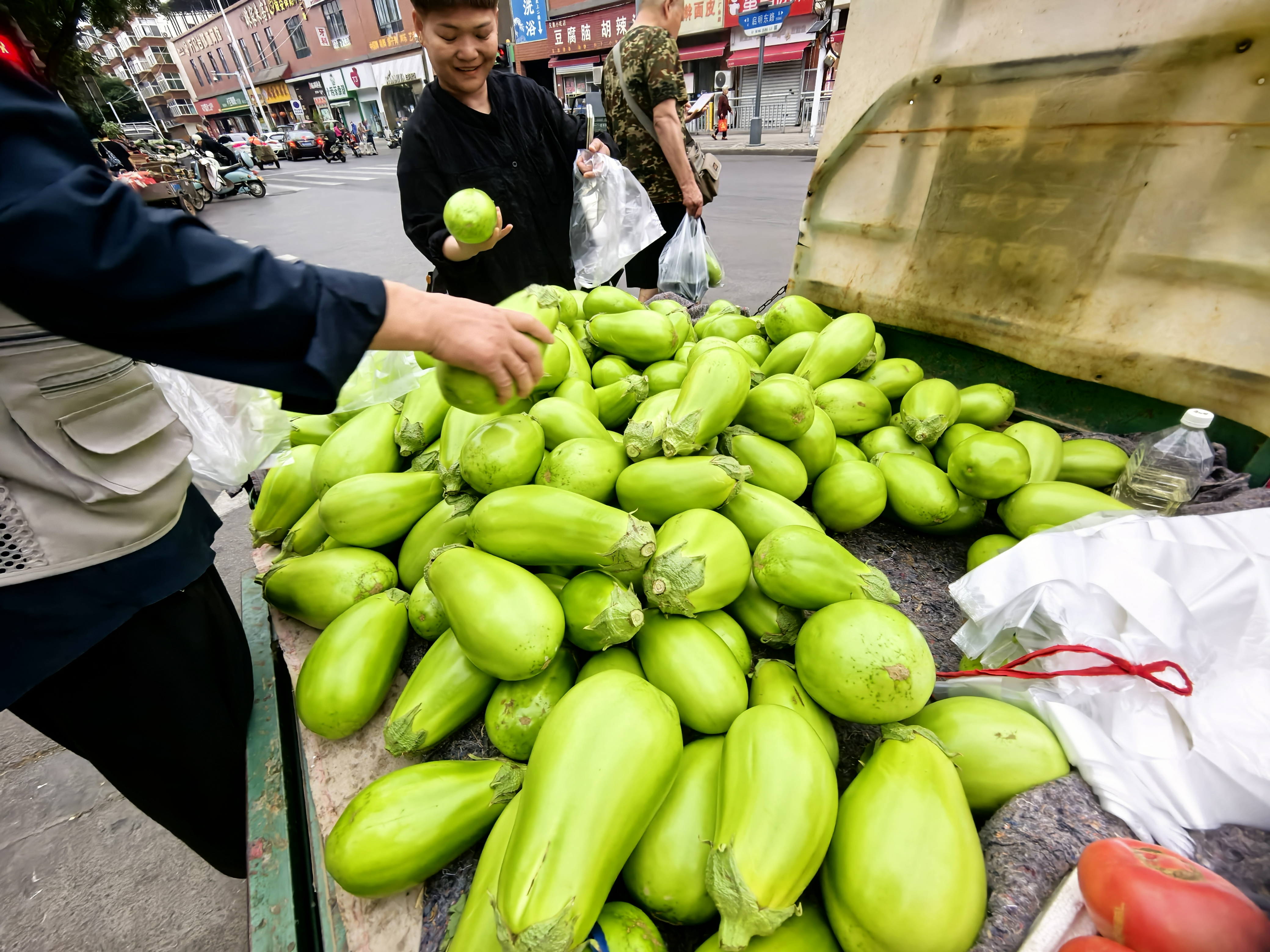 端午节的早晨,洛阳市瀍河区机车厂东路早市,物资丰富,瓜果蔬菜新鲜