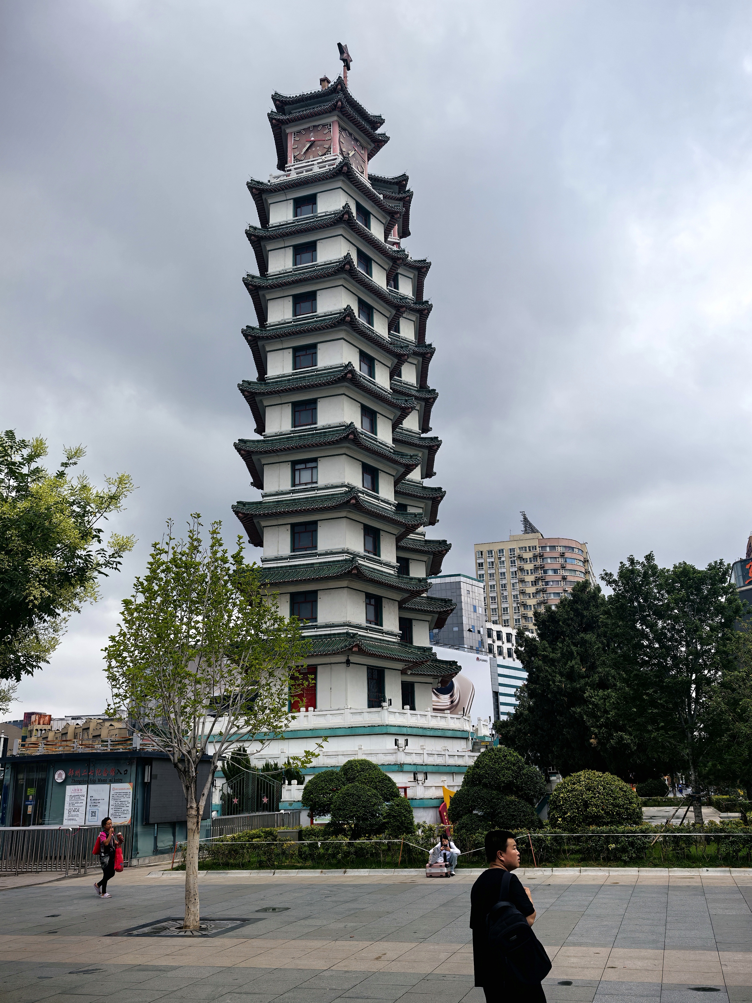 暑期旅游创作季# 雨后郑州的这几处地标醉人心房,让我们在二七广场去