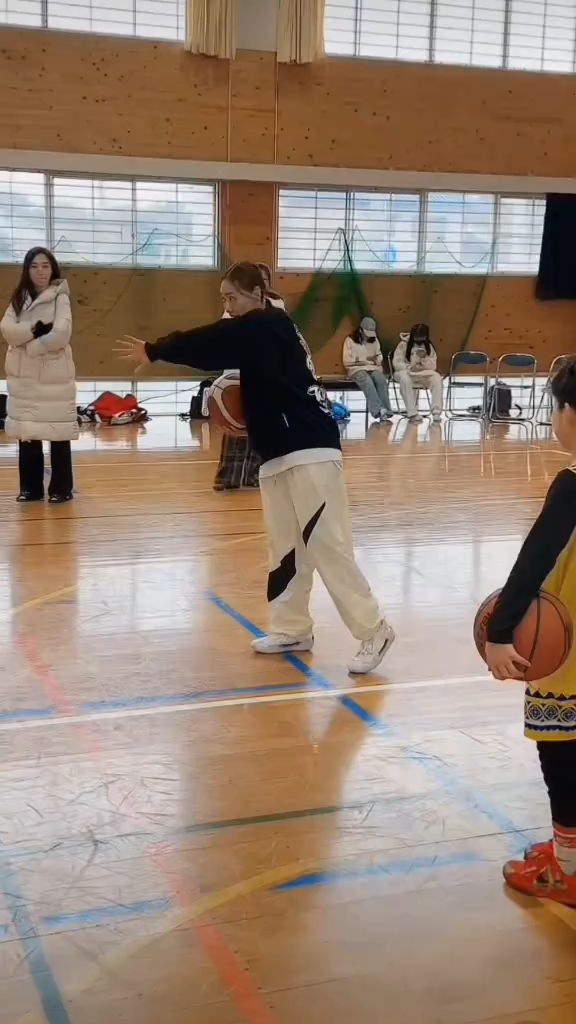 篮球女教练英姿飒爽