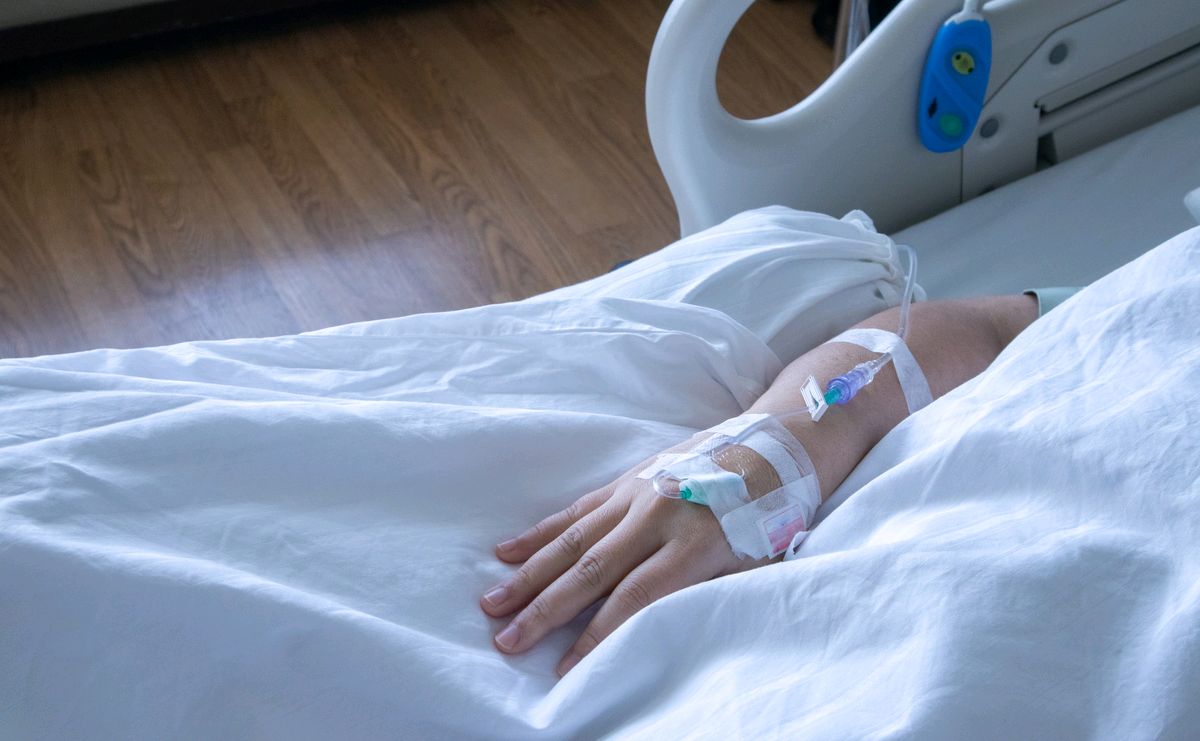 医院挂水时看到的一幕,女人你还敢离婚吗