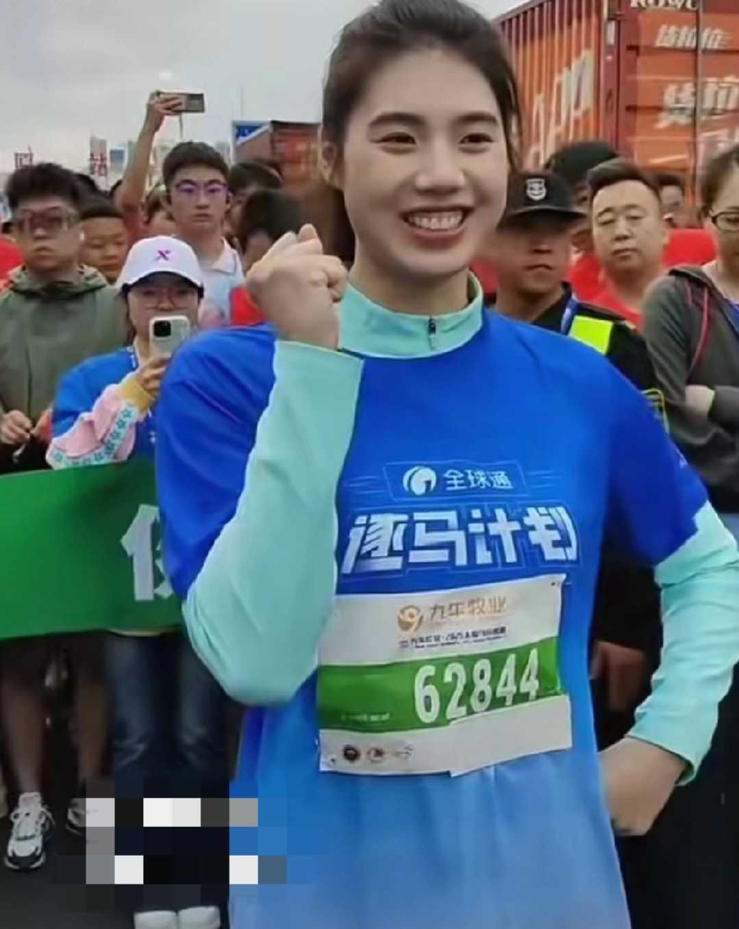 近日,山西太原,奥运冠军张雨霏空降太原马拉松,与万千跑友相约迎泽