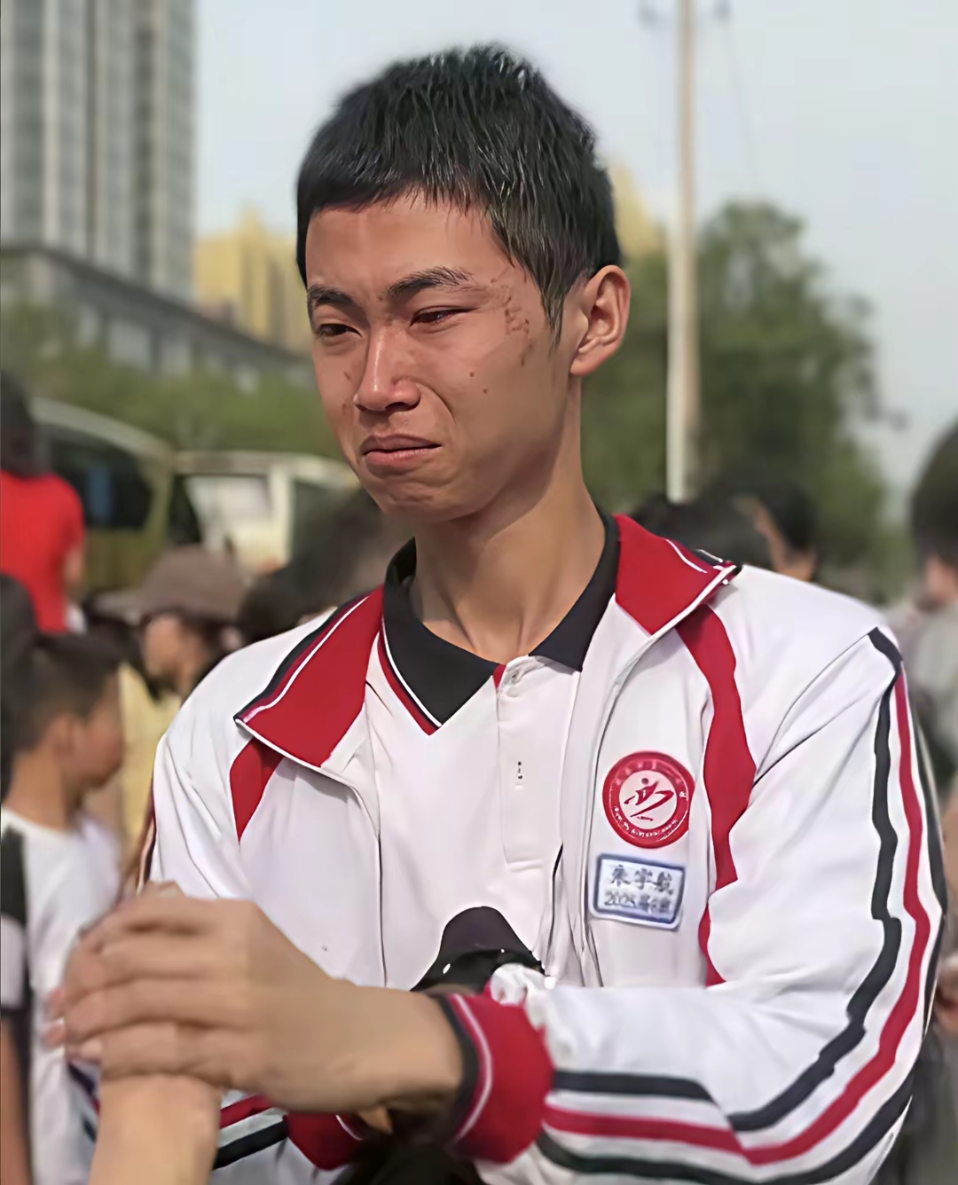 监考老师讲述:这位考生是在本校考,但是他太紧张了
