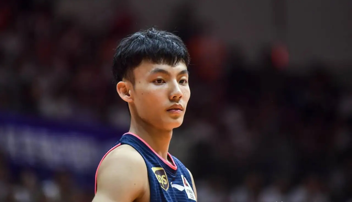 广东男篮无缘cba季后赛四强 25岁的徐杰赛后独坐东莞主场至体育馆熄灯