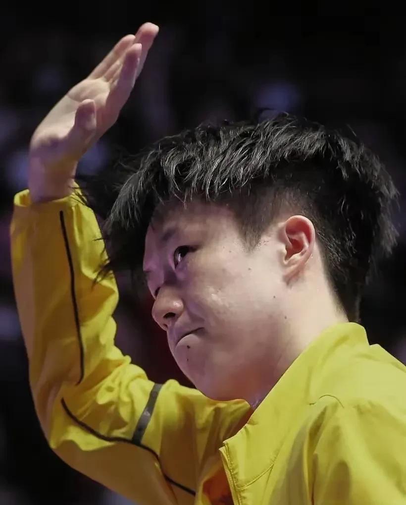 他本来就长这样,脸上有痘痘和痣,眼睛还小小的,居然