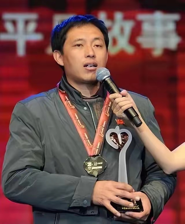 山西一男子被乡亲凑钱送进卫校,二十年没还学费全村没人提!