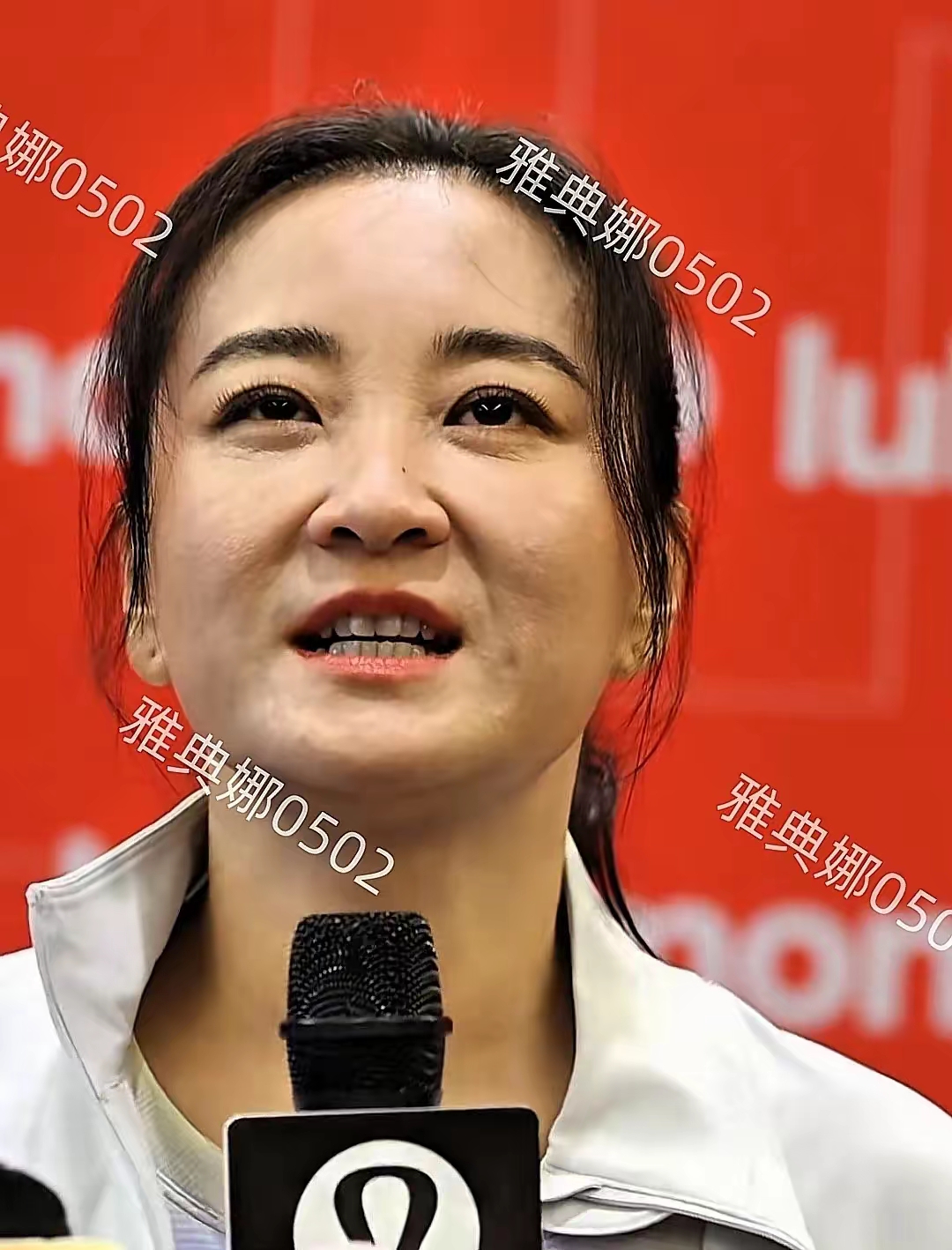 贾玲现身活动,身材依旧苗条,皱纹却显眼了