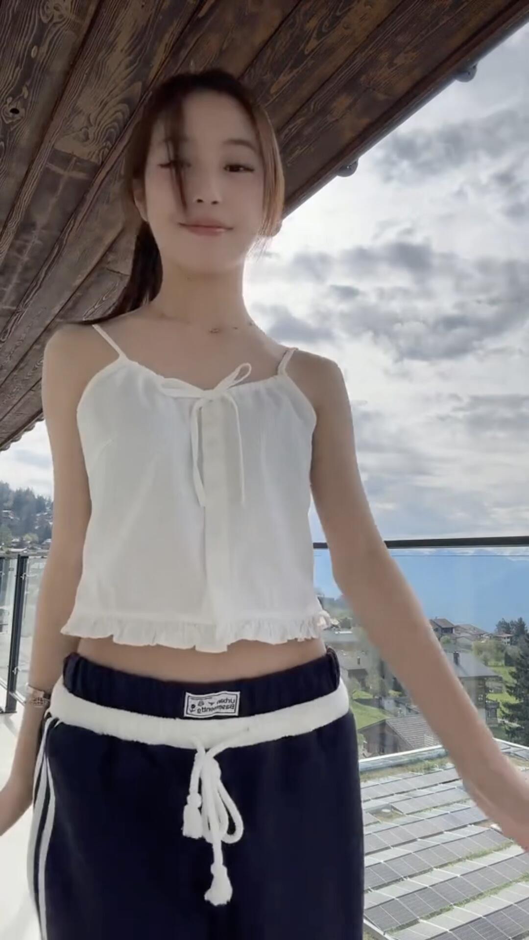 赵薇女儿黄新 15岁的小四月最新动态
