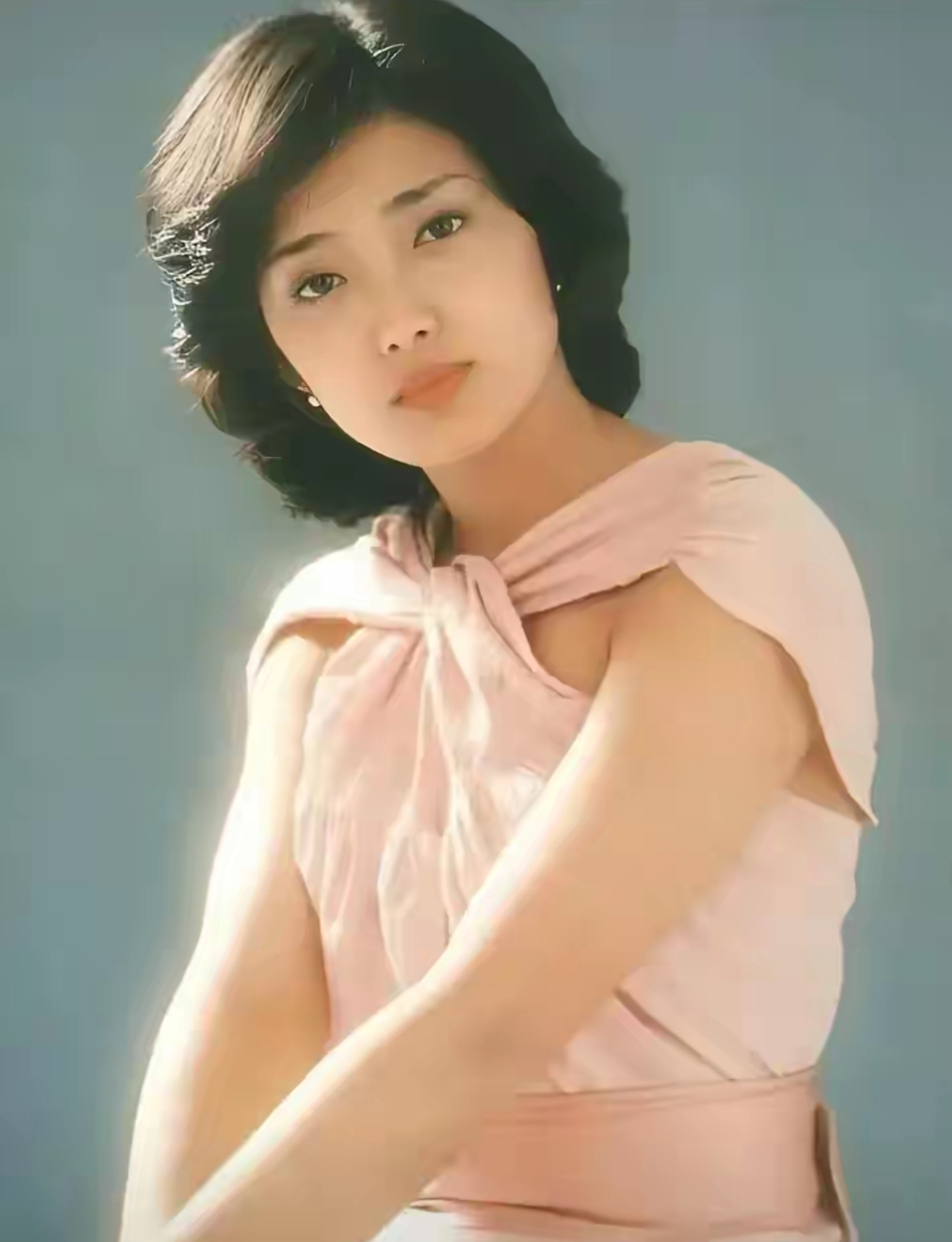 山口百惠年轻时的惊艳留影,她的美是一种毫不雕琢,清纯自然的美,每一