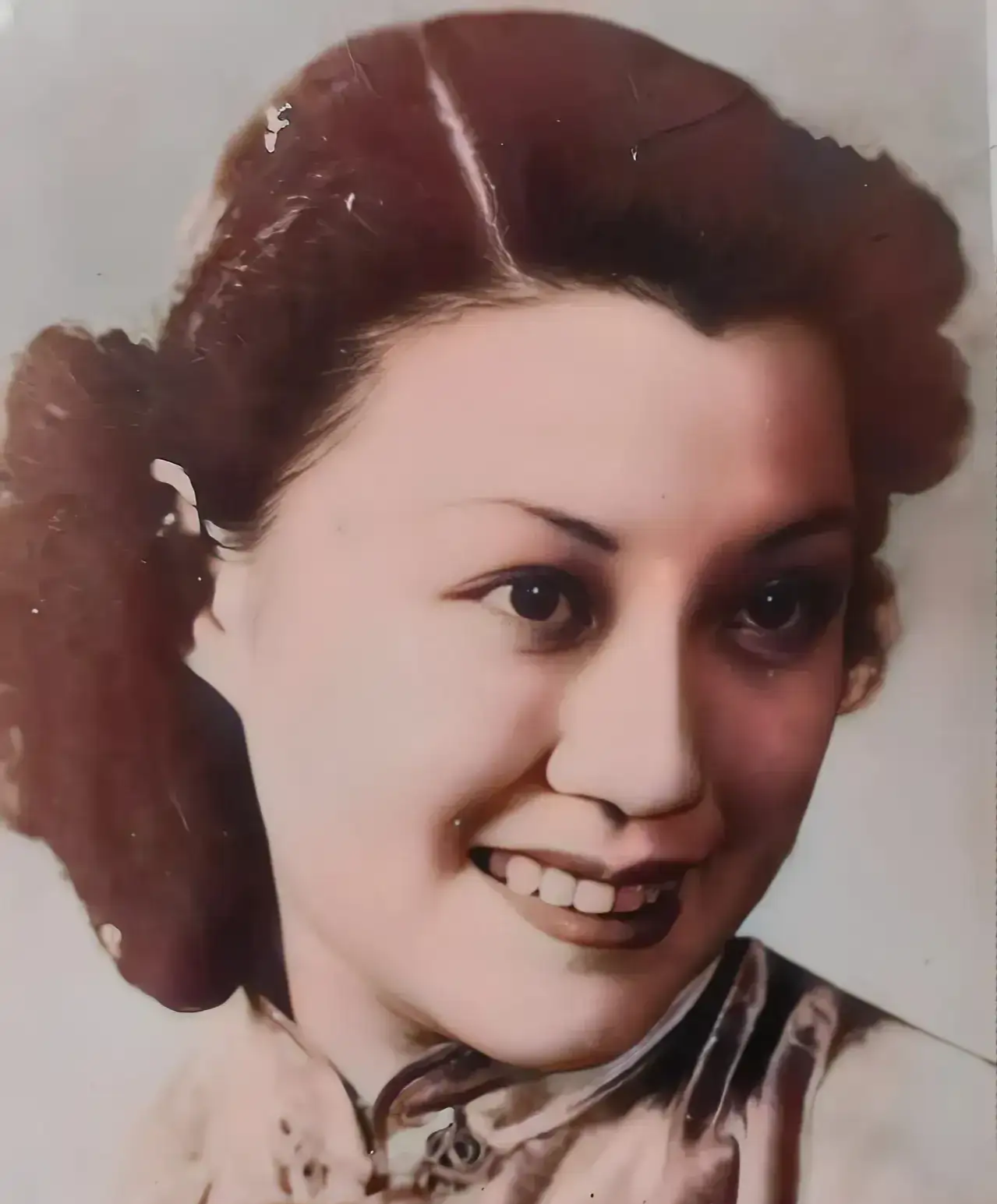 她出身天津富商家庭,自幼备受父母宠爱,是家中的掌上明珠