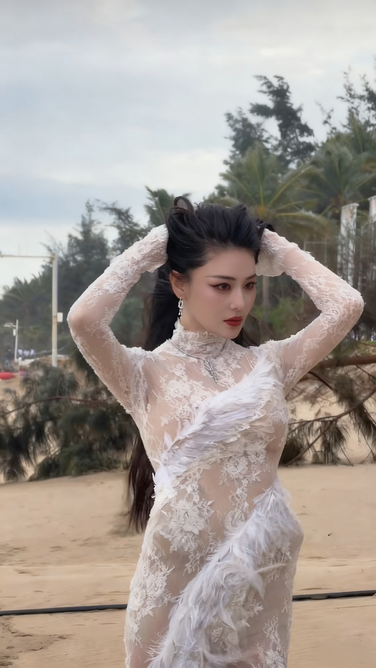张馨予海边蕾丝裙照引热议 腰间凸起成焦点