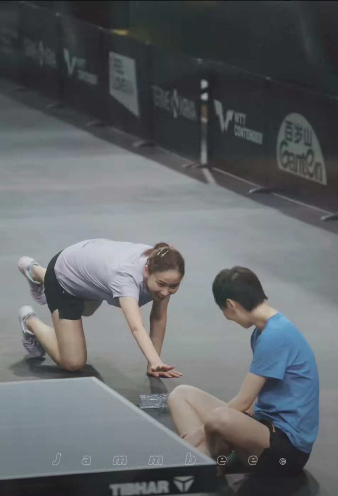 钱天一那姿势简直是千变万化一会儿单膝跪地跟要上演浪漫求婚大戏