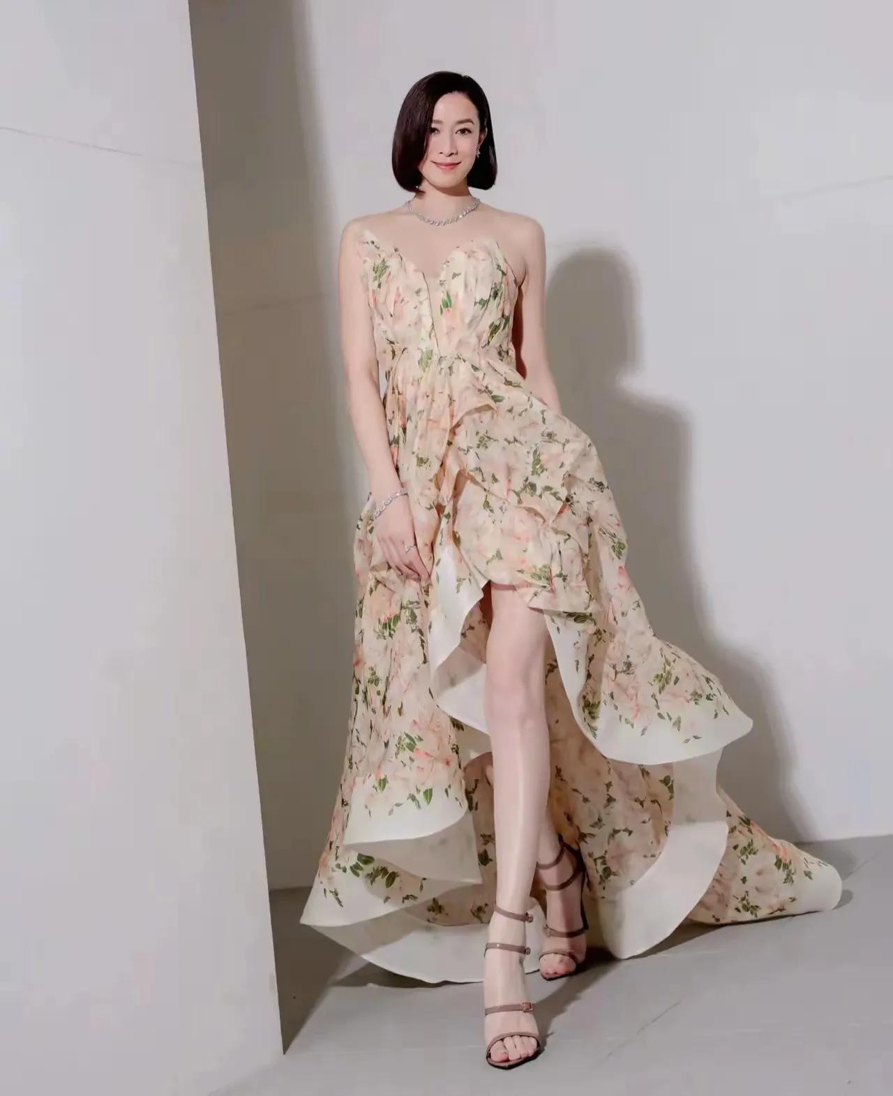 佘诗曼碎花连体露肩长裙配露趾高跟凉鞋美腿玉足性感迷人整个人都
