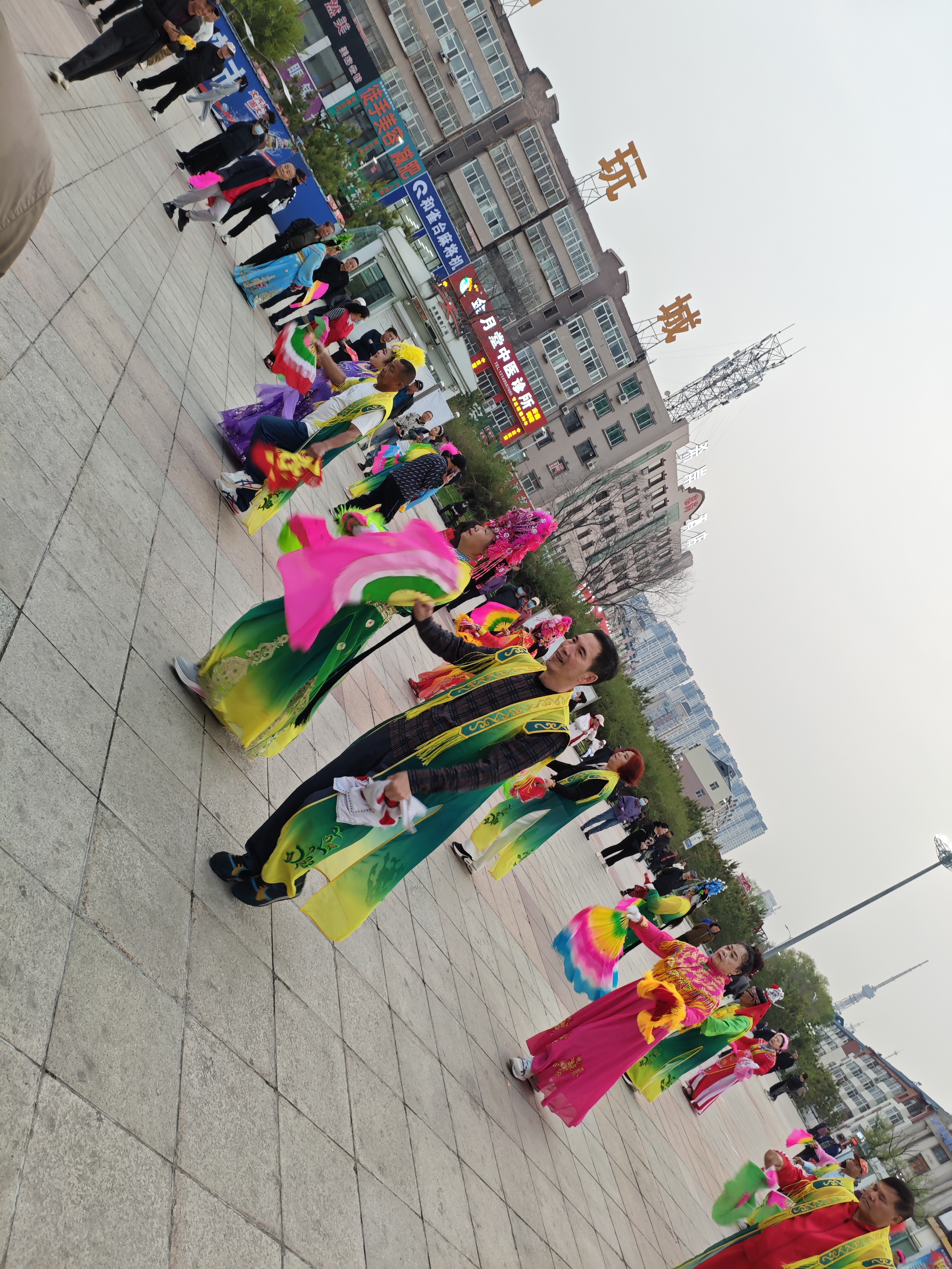 大庆市萨尔图区新天地广场晚上广场上人山人海仅东北大央歌就有2个