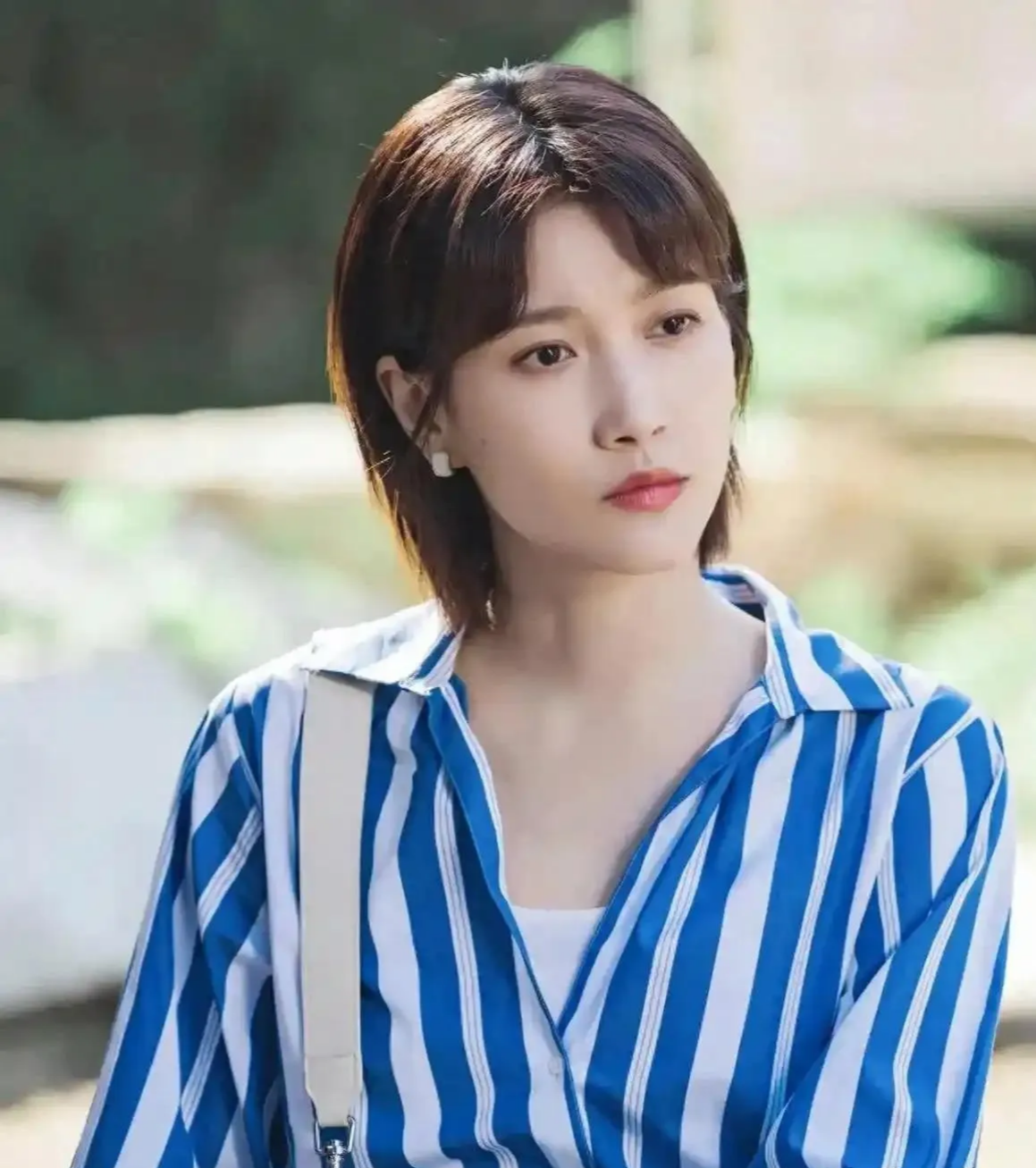 啜妮这个北京大妞在娱乐圈混得挺有意思,家里三代都是吃艺术饭的