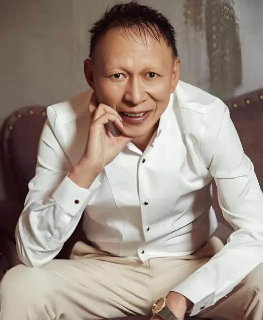 演员李明递出20元出租车费时,司机就开始打电话报警:我可能遇到一个