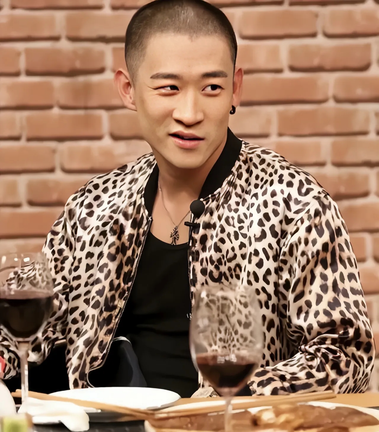 2009年,德云社去河南演出,在舞台上,曹云金突然掐住岳云鹏的脖子,两人