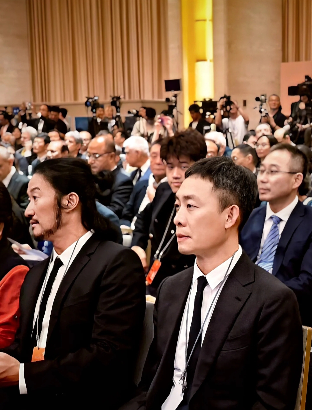 吴京的长卷发络腮胡子 让51岁的他看起来有61岁那么苍老
