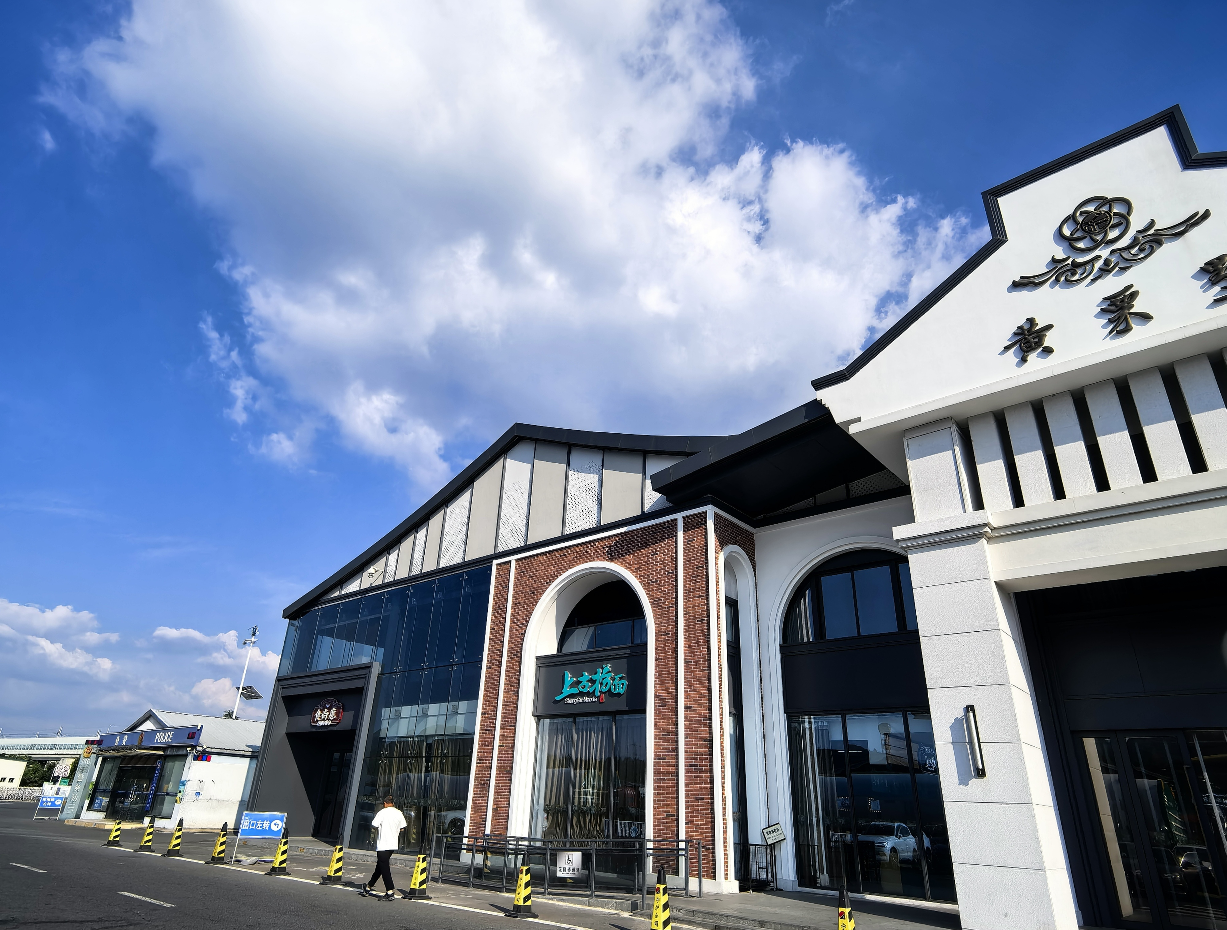 南京黄栗墅服务区的环境十分不错,其位于沪宁高速南京段,就在汤山的山