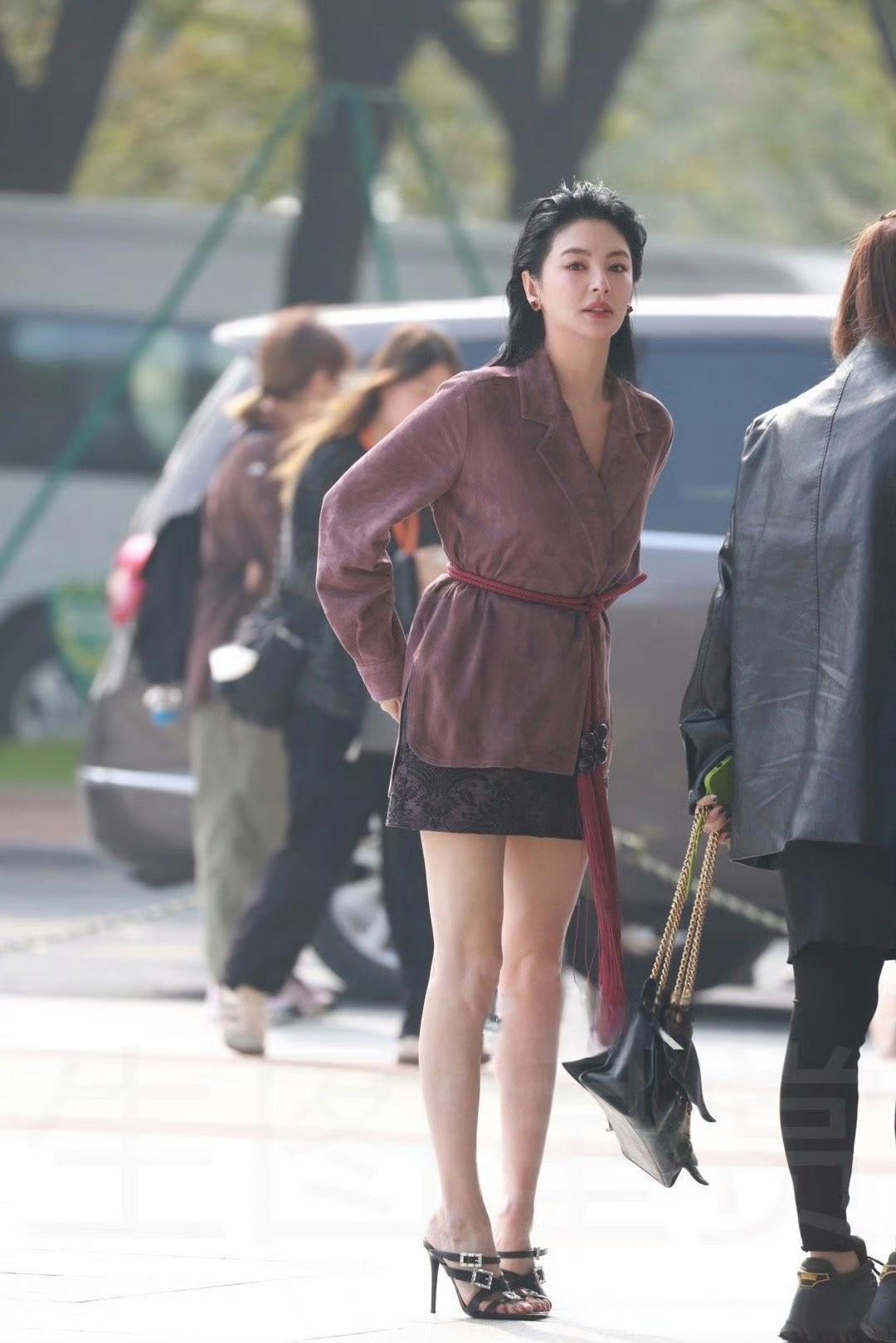 腿也又细又直颜值很身材都很优越一看就是女明星真人比照片还好看