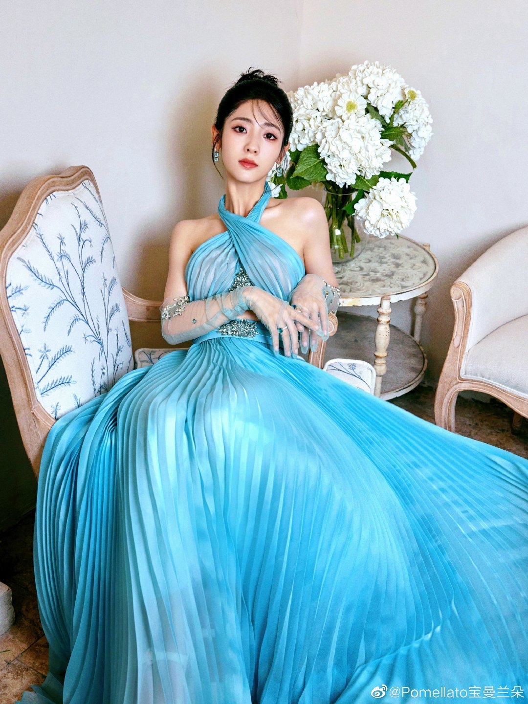 热点新知 邢菲以一袭水蓝色长礼裙惊艳亮相某品牌活动瞬间成为全场
