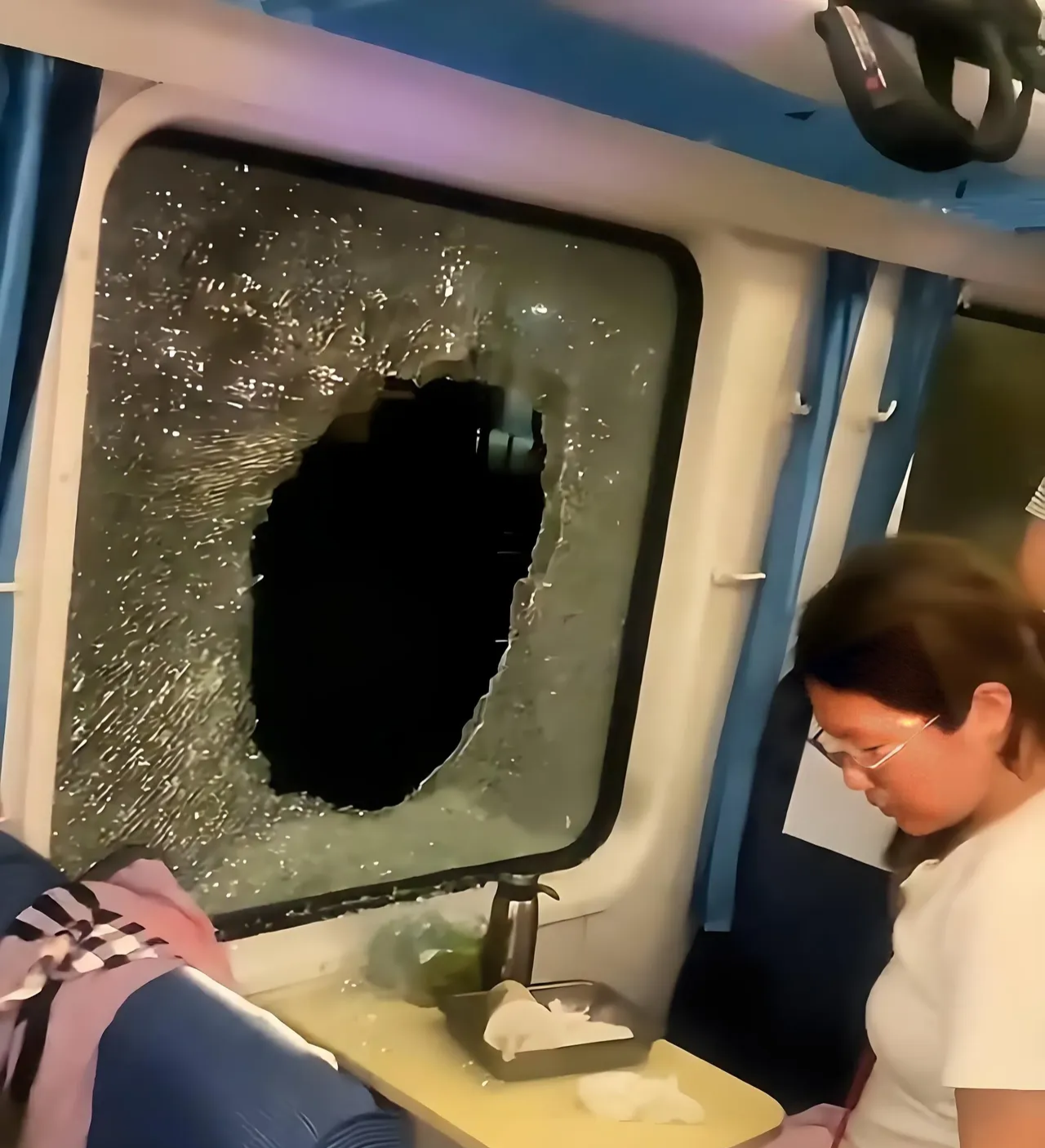 "  那个砸窗通风的小伙子的处理结果出来了,既不拘