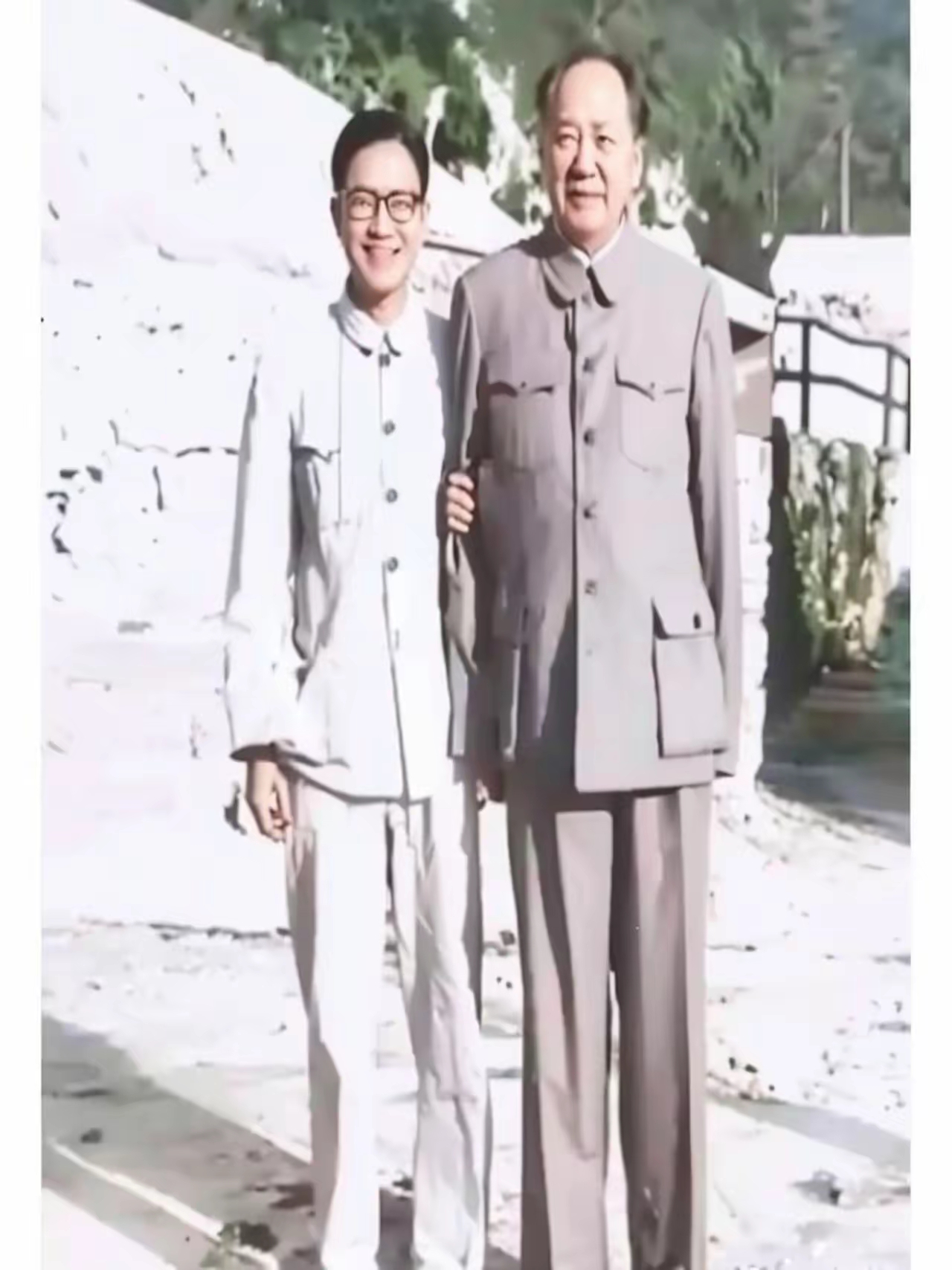 一张老照片首次相见温馨的一幕永远的记忆左边是谁?