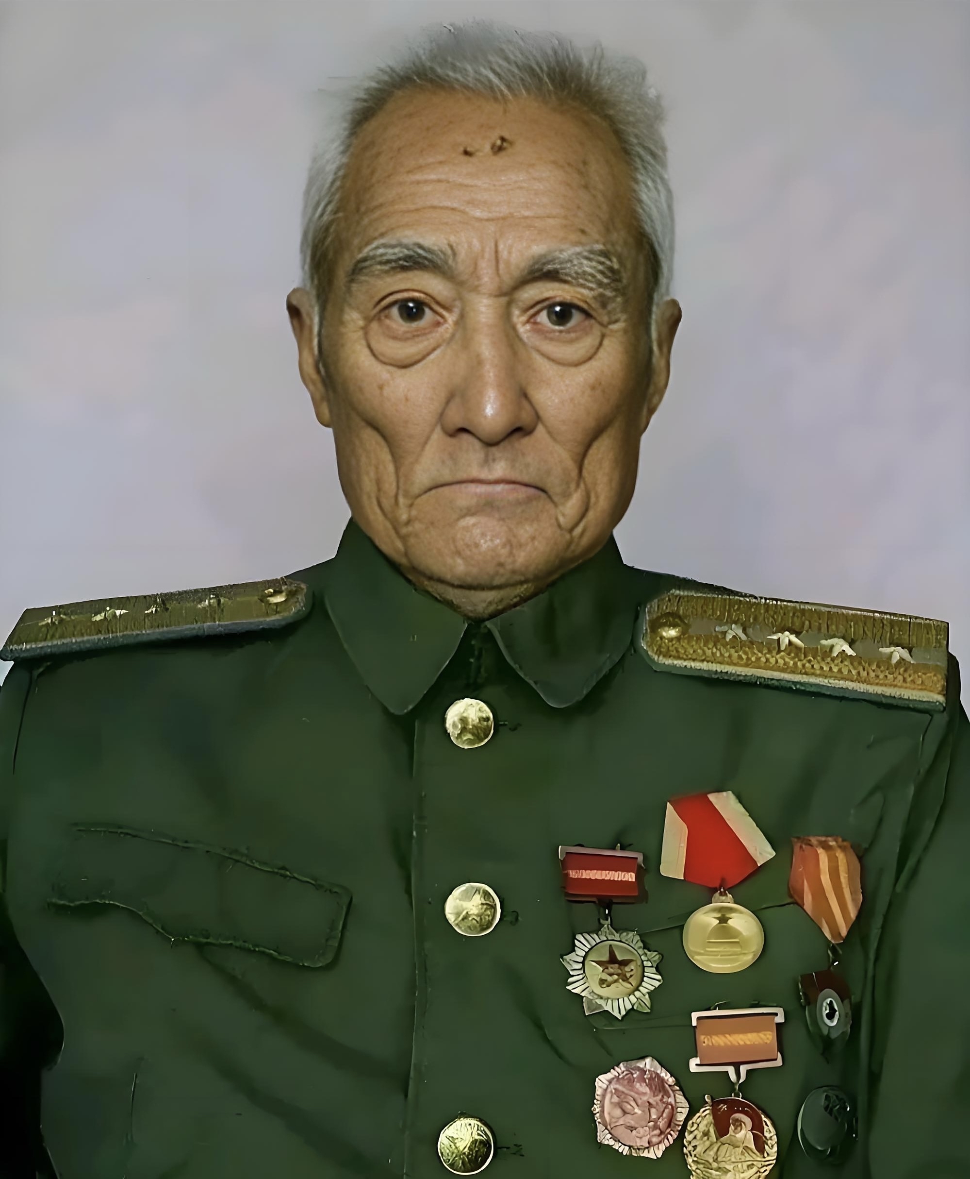 1979年的北京街头一位老爷子拦军车的架势比当年冲锋还猛