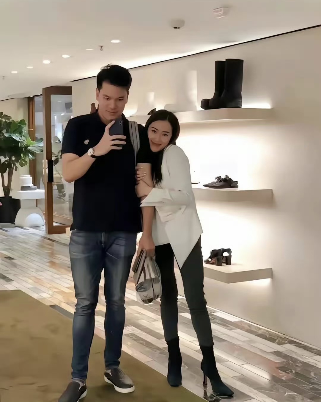 她总是一副小鸟依人的模样,举手投足间都能让人深切地感受到她对老公