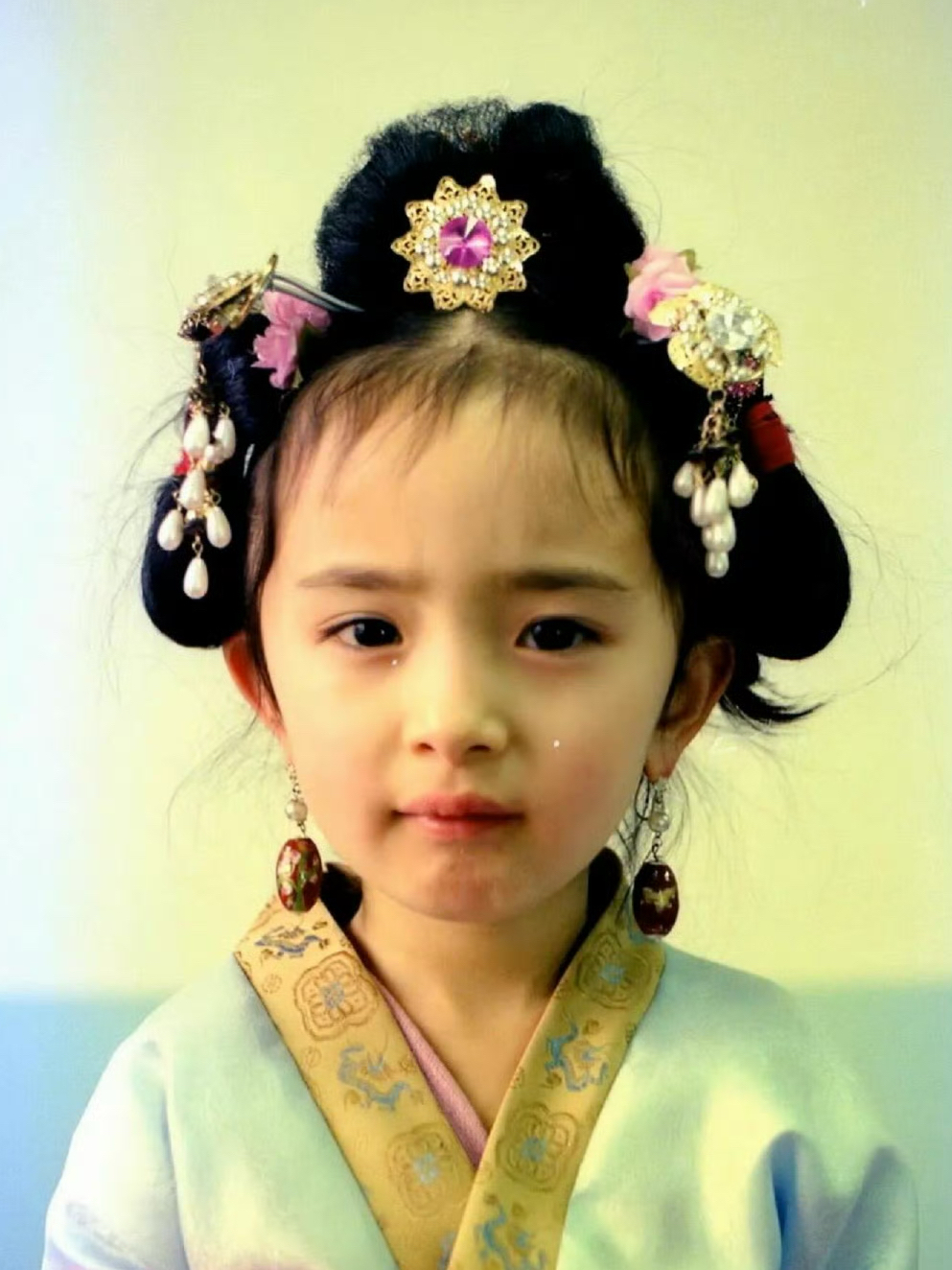 杨幂小时候就好可爱好漂亮,真的天生的女明星