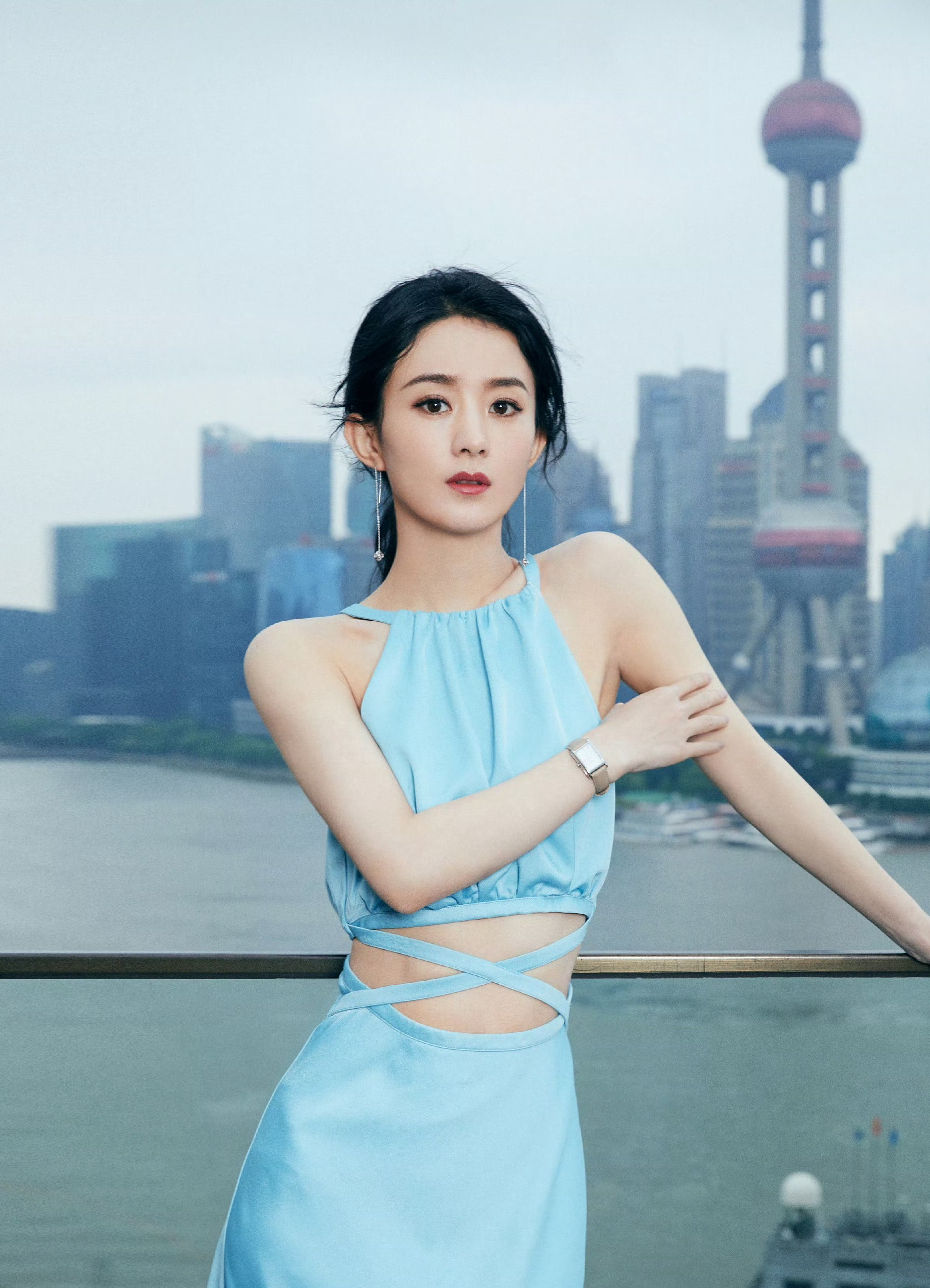 最励志的女明星绝对是赵丽颖,用了10年时间,就从一个拍游客照的小女孩