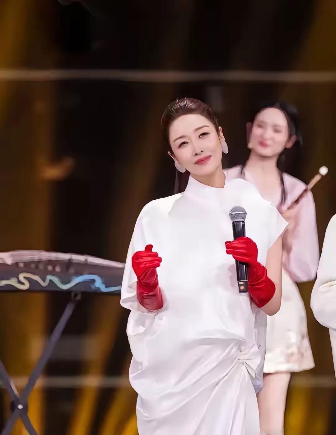 她曾是九十年代春晚的常客,她的歌曲也曾家喻户晓,虽然上了年纪,但