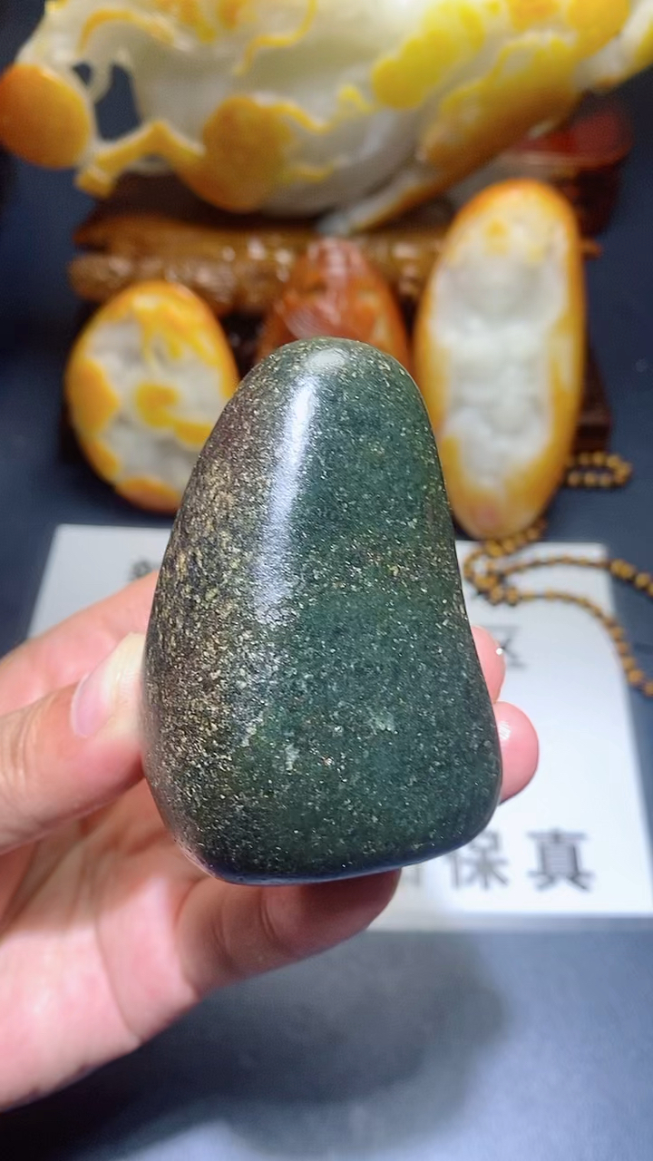 和田玉籽料黑青原石手把件