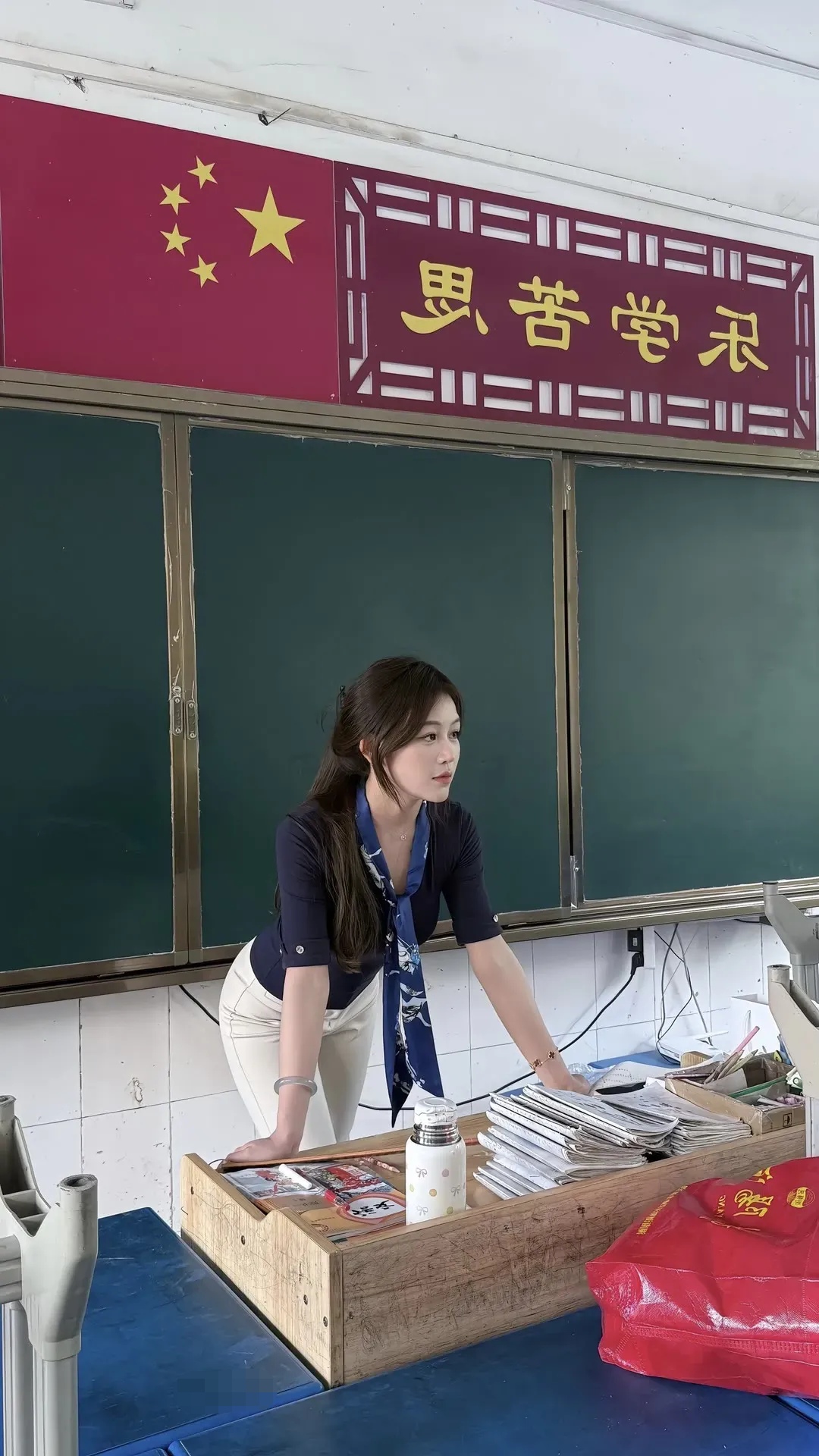 这样的老师站在讲台,谁会舍得在课堂上走神呢?