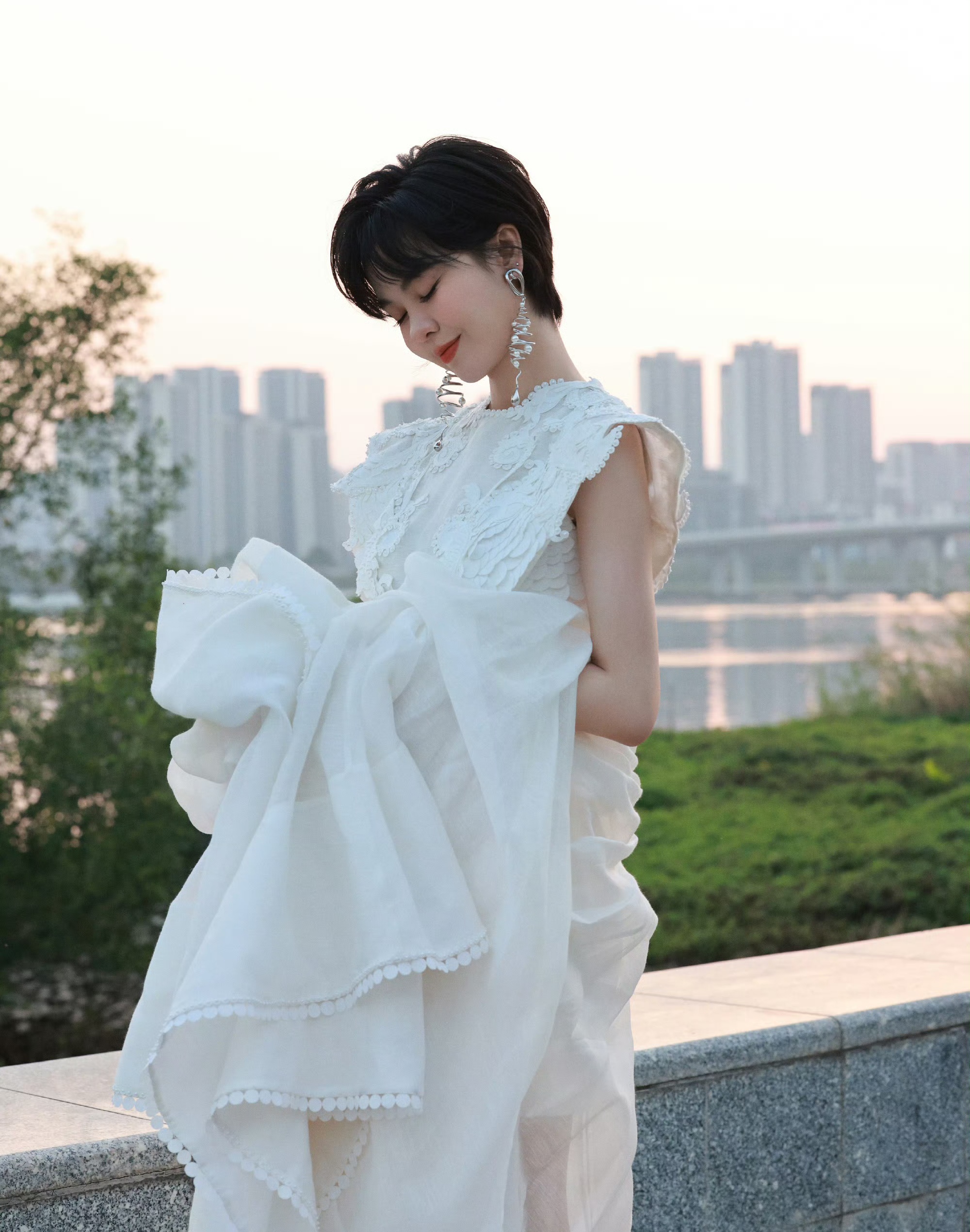 郁可唯短发白裙造型
