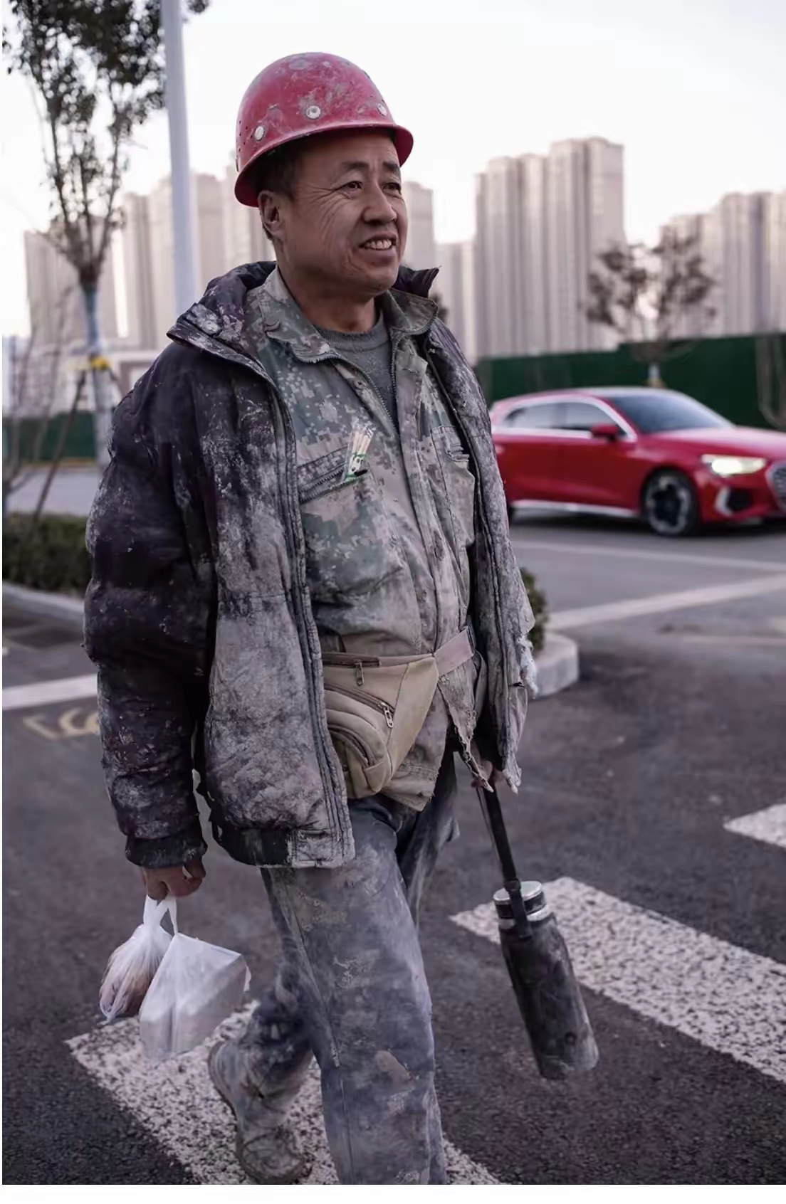 这个老头是我公公,买房拿了十五万,买车拿了五万,生宝宝又给五万,60多