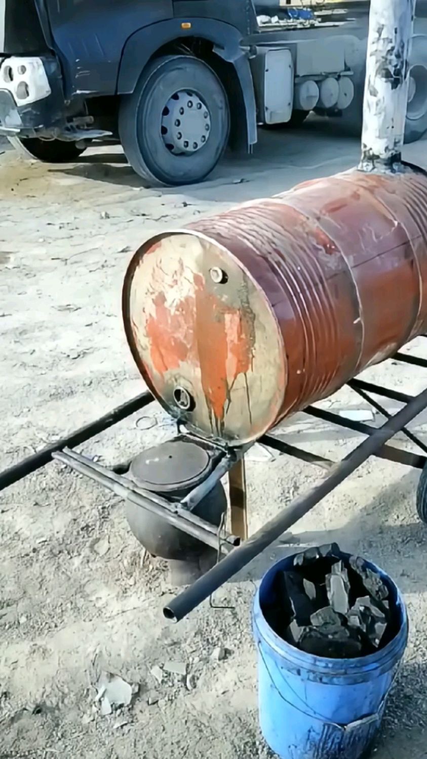 废旧铁油桶制作流动取暖炉