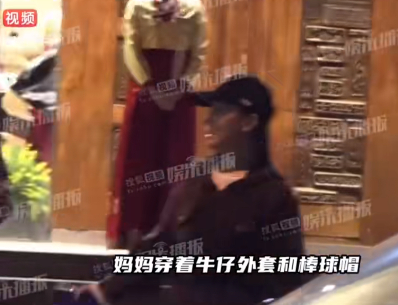 小鬼王琳凯和妈妈一起吃烤肉,笑容满面走出餐厅看着就让人开心